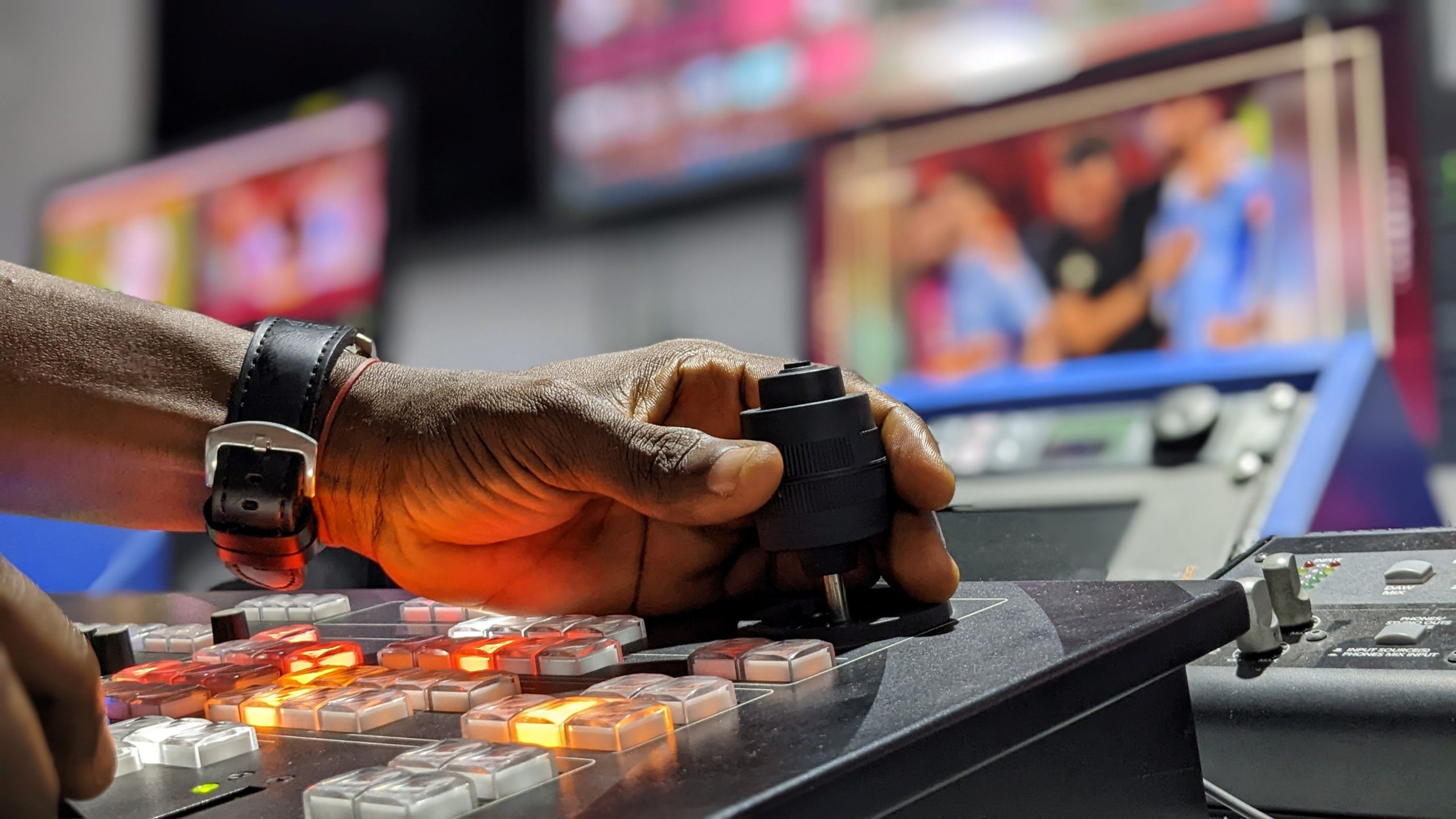 Technicien opérant console de contrôle en studio télé