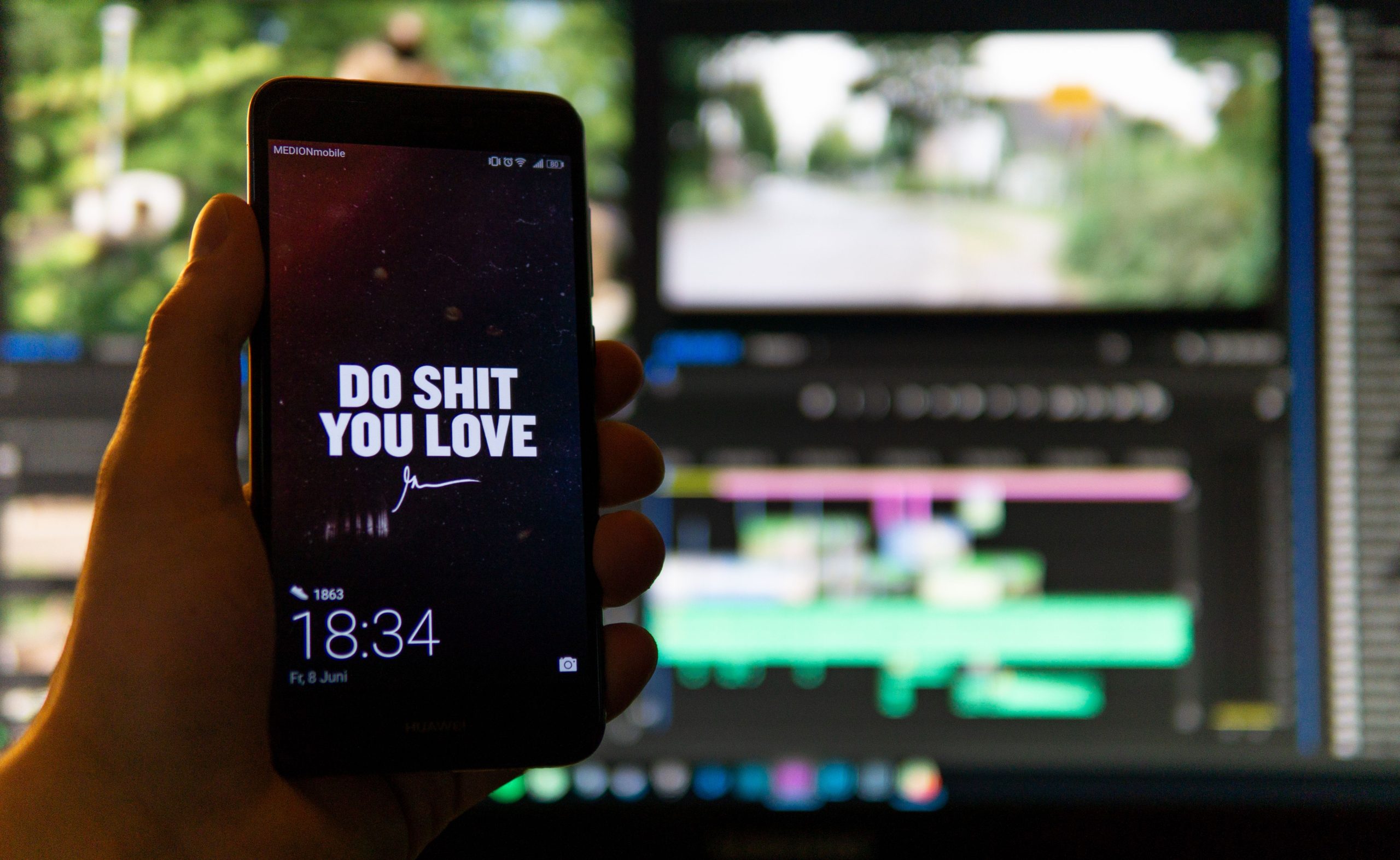 Smartphone affichant message inspirant montage video