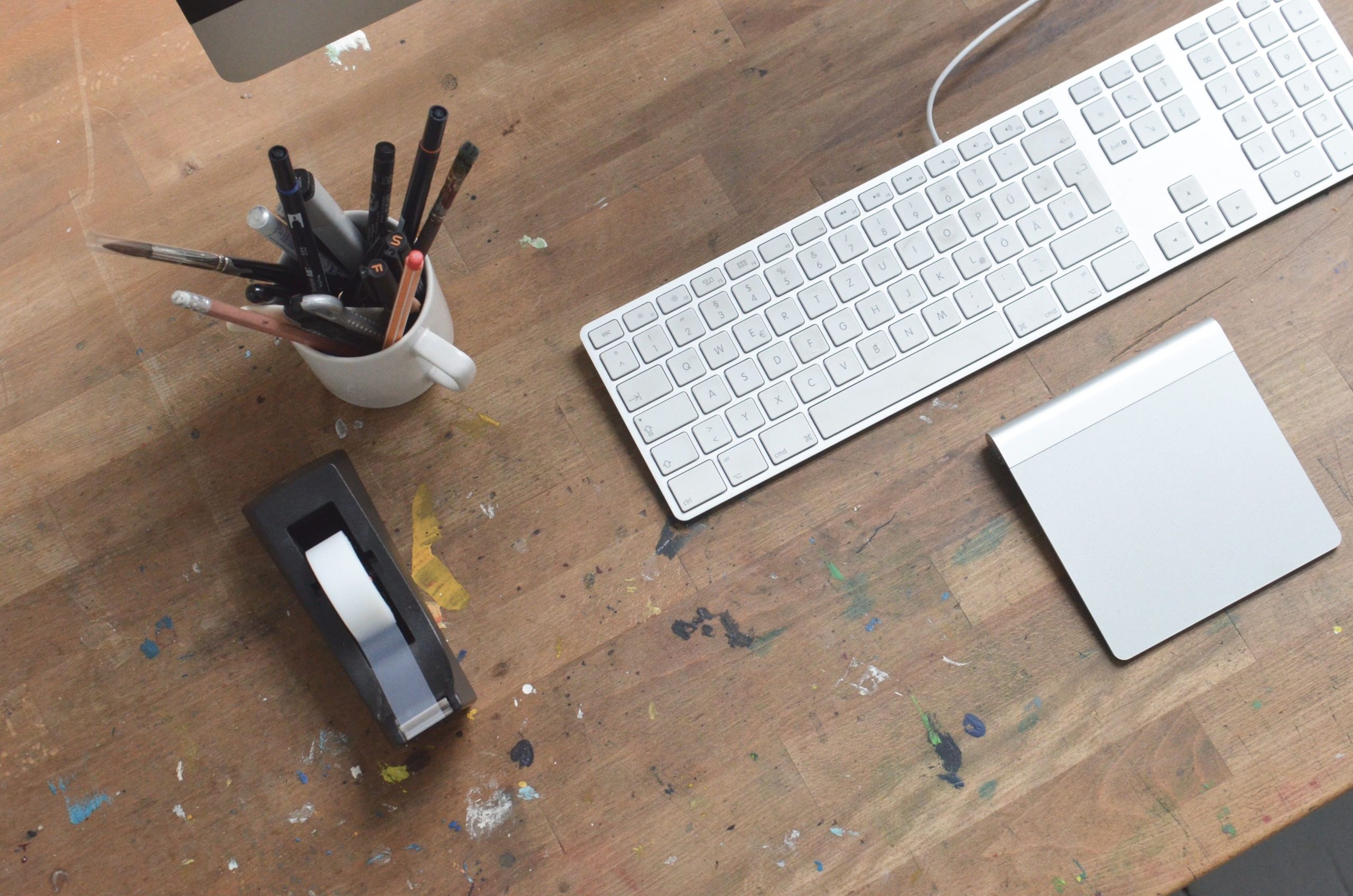 Espace de travail artiste avec clavier et fournitures