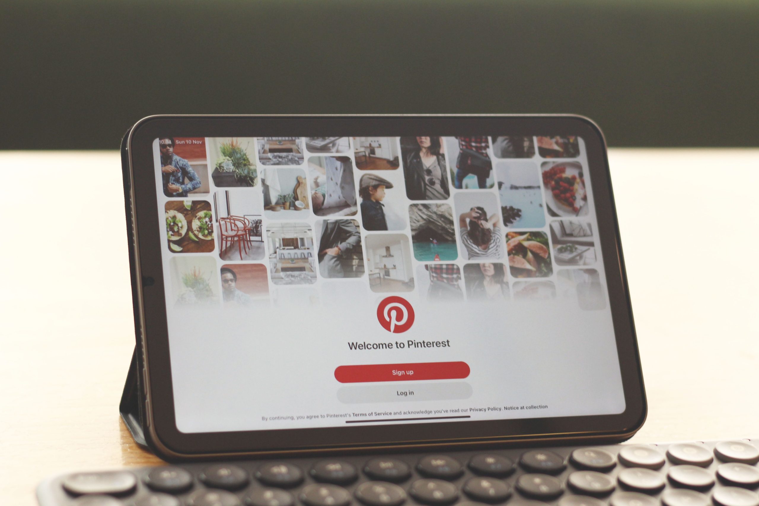Homepage Pinterest affichée sur tablette