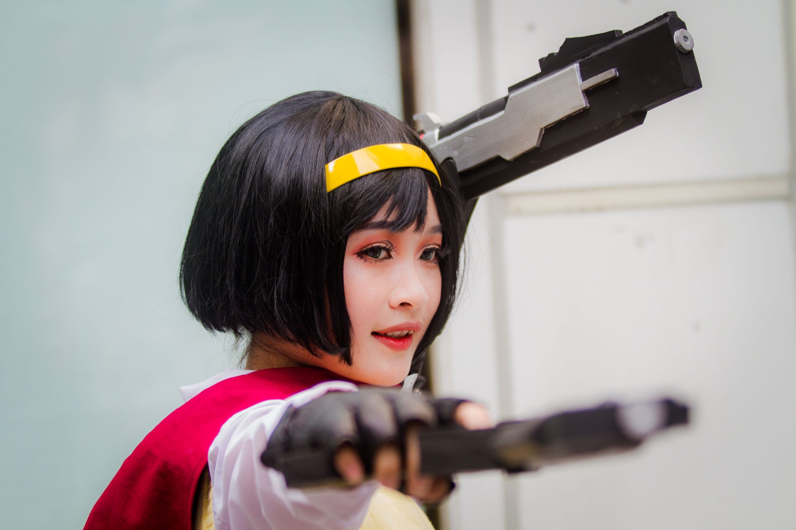 Femme cosplay visant pistolets jouets maquillage
