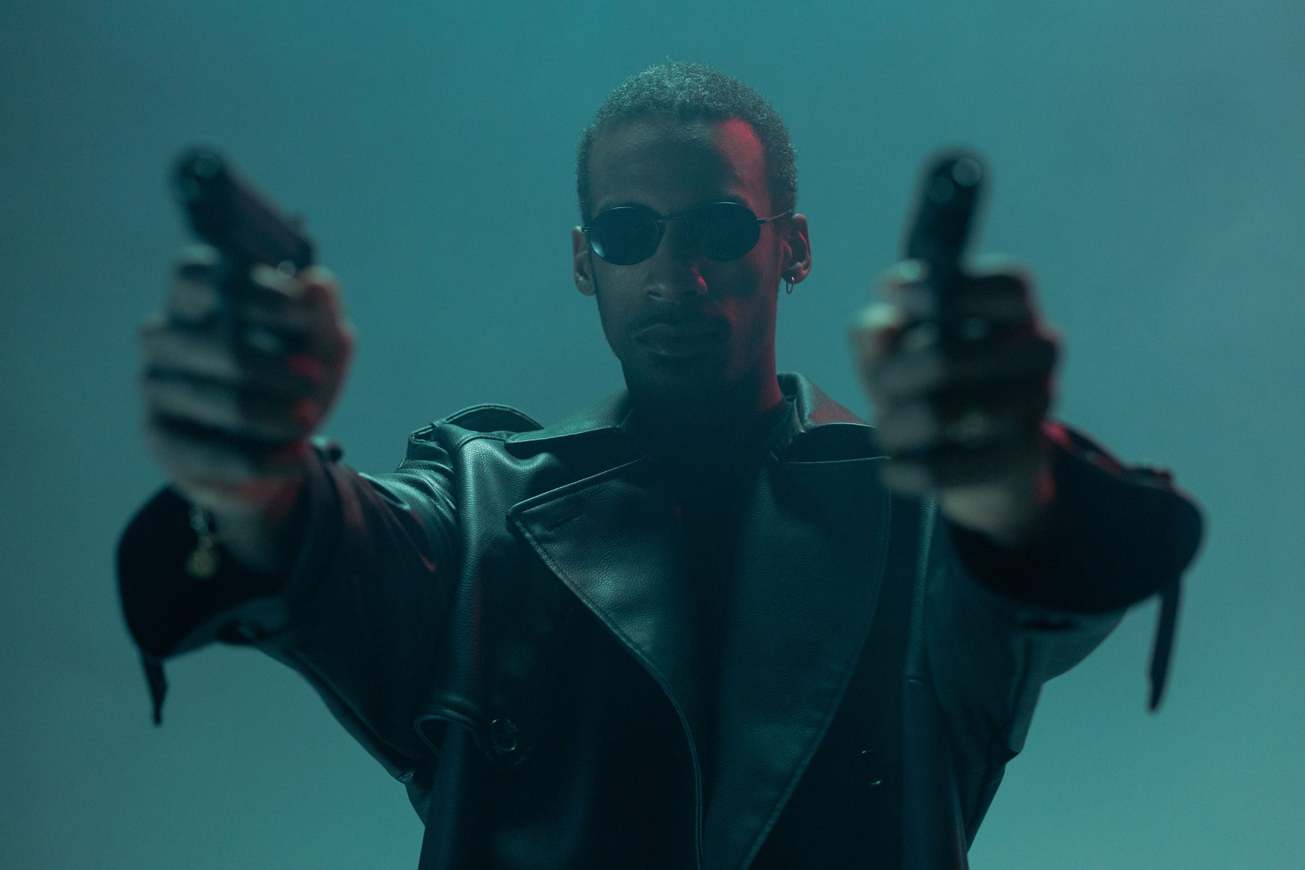 Personnage cyberpunk manteau cuir armé futuriste