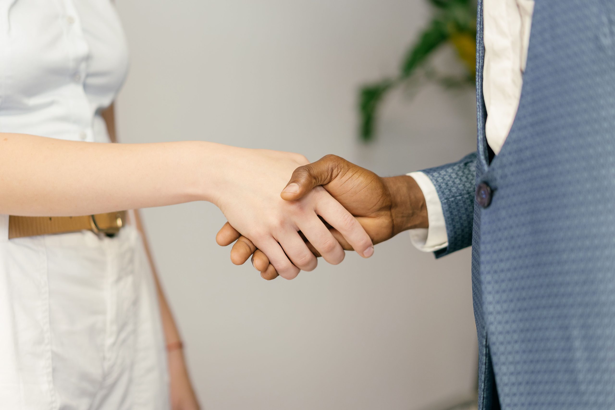 Poignée de main symbolisant partenariat et accord