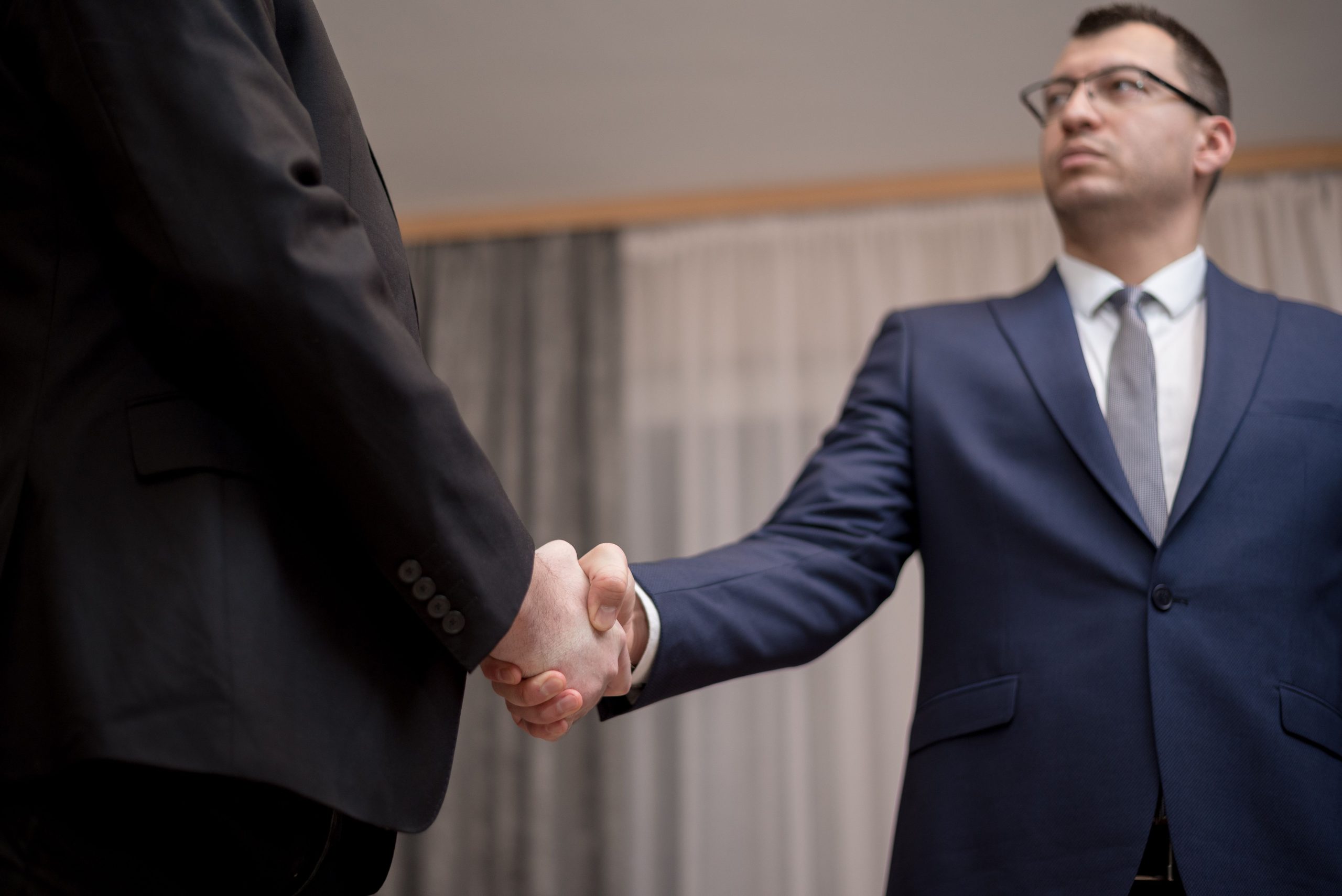 Deux hommes d'affaires se serrent la main formellement