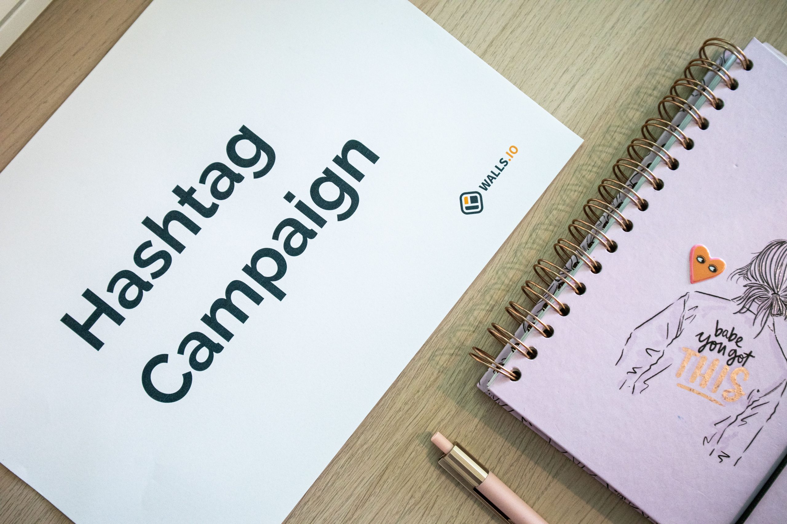 Bureau creativo avec cahier et campagne hashtag