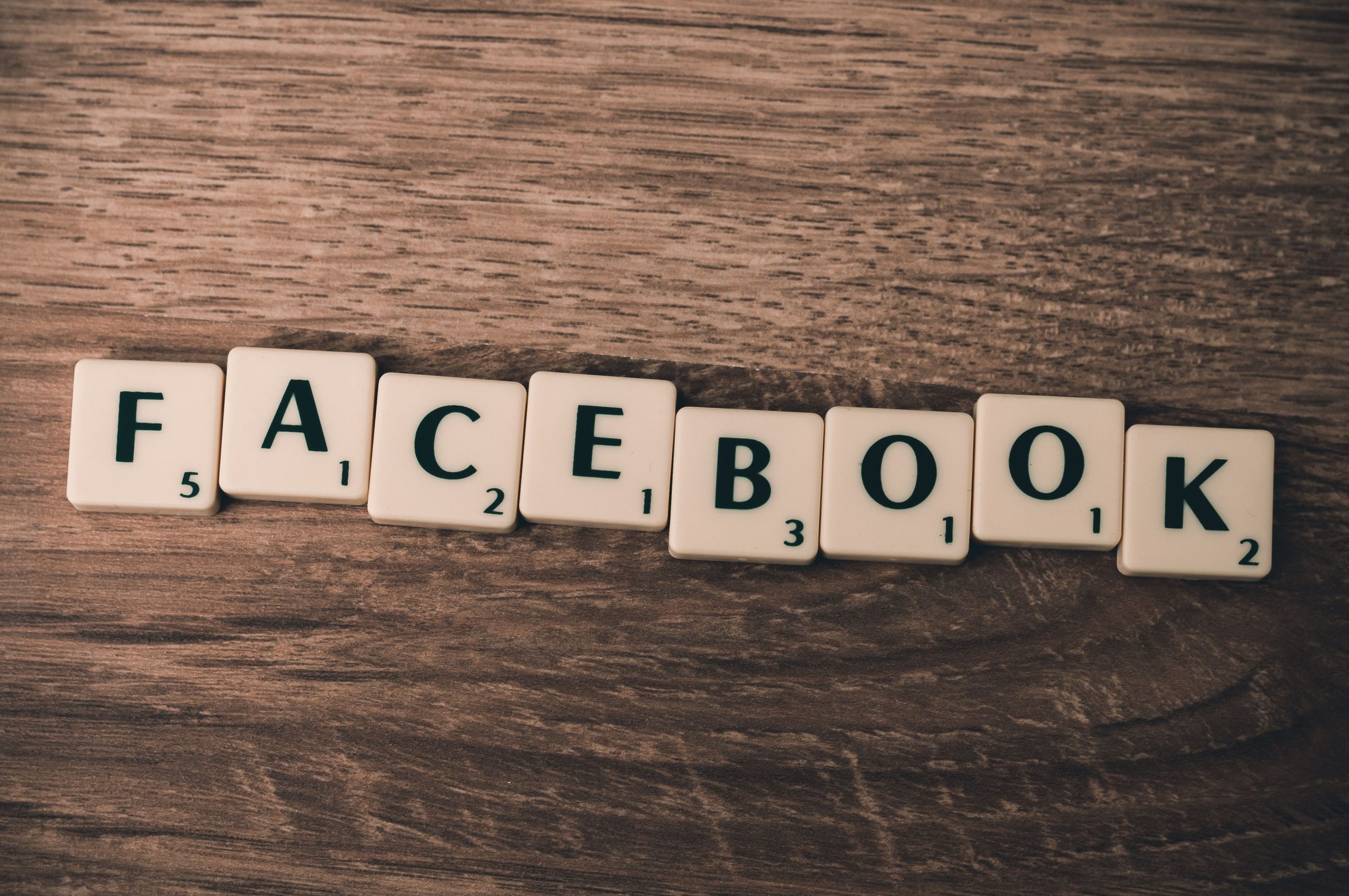 Lettres Scrabble épelant Facebook sur fond bois