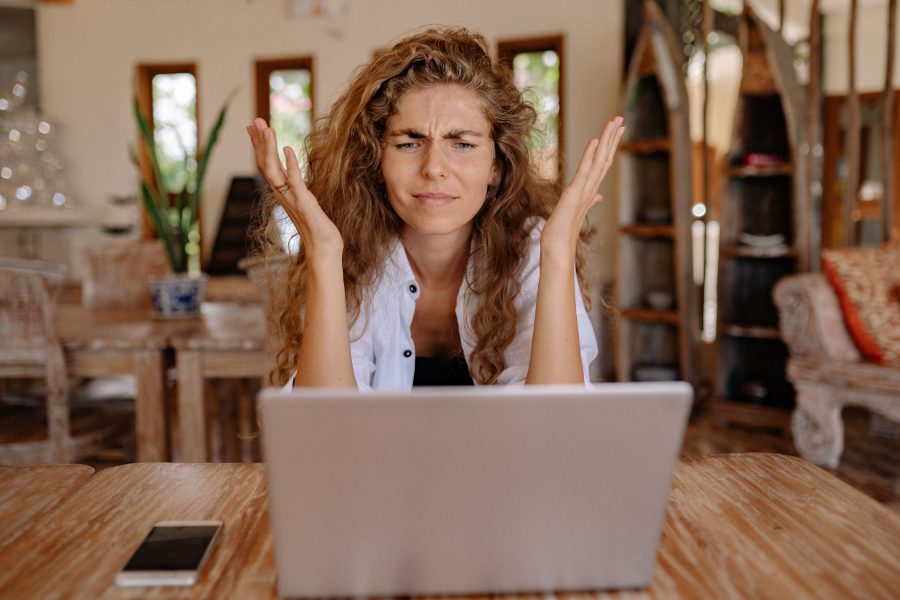 Femme stressée travaillant sur son ordinateur portable