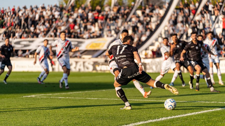 Match de football dynamique avec joueurs en action sous le soleil.