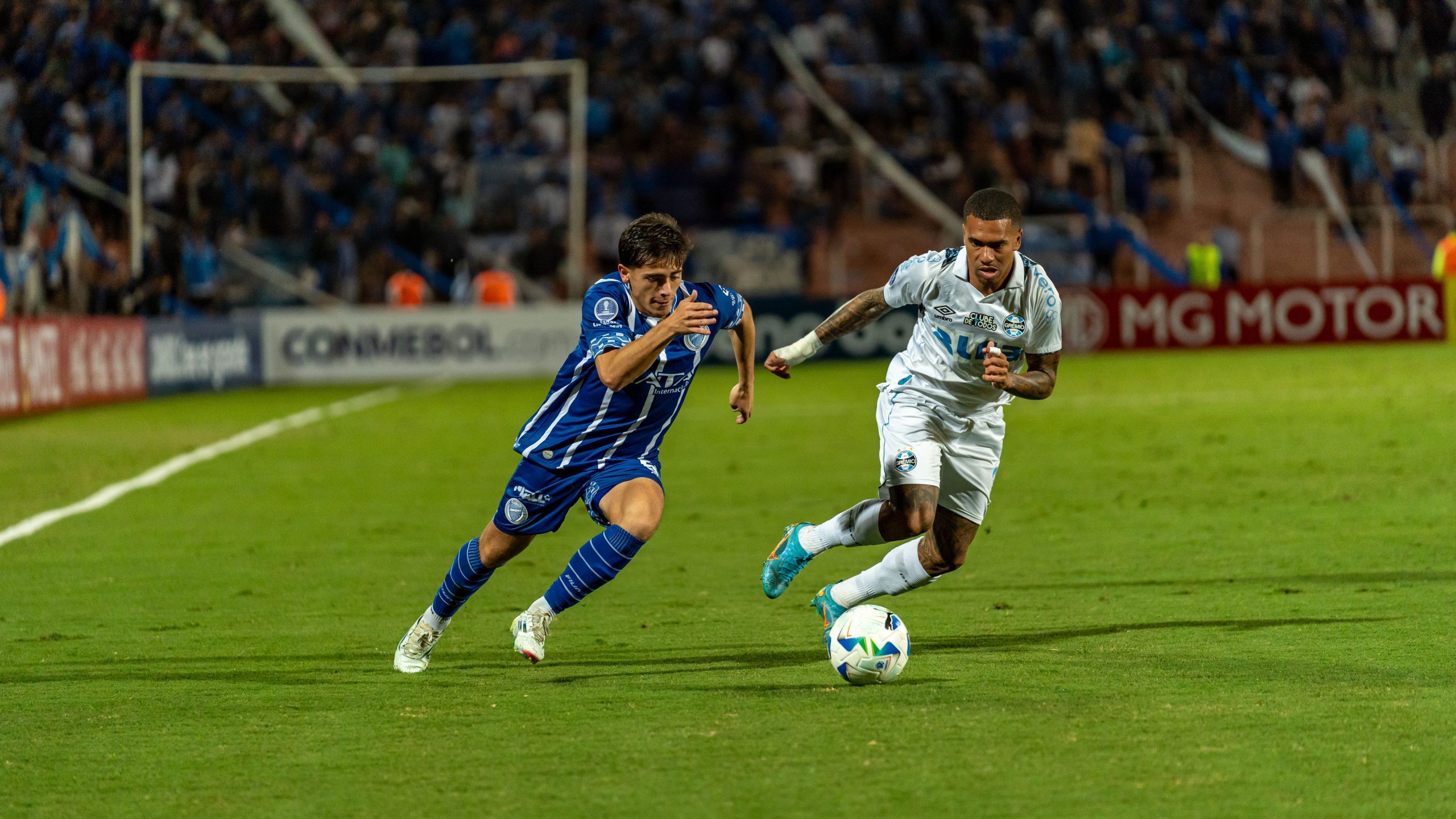 Match intense de soccer avec joueurs se battant pour le ballon.