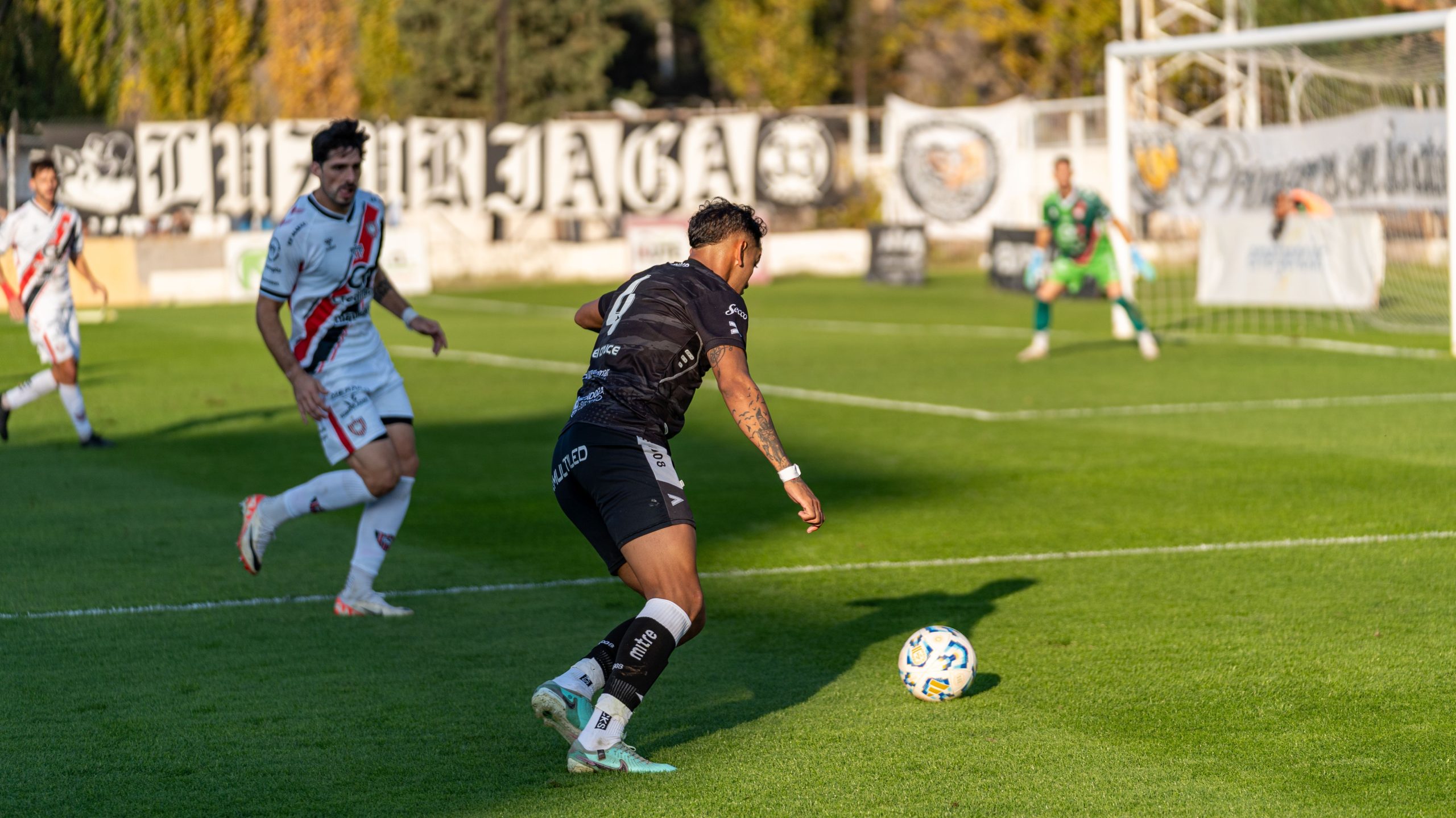Joueurs en action lors d'un match de soccer en plein air.