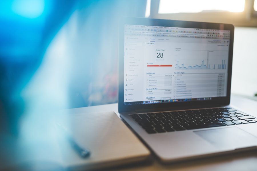 Ordinateur portable affichant Google Analytics workspace