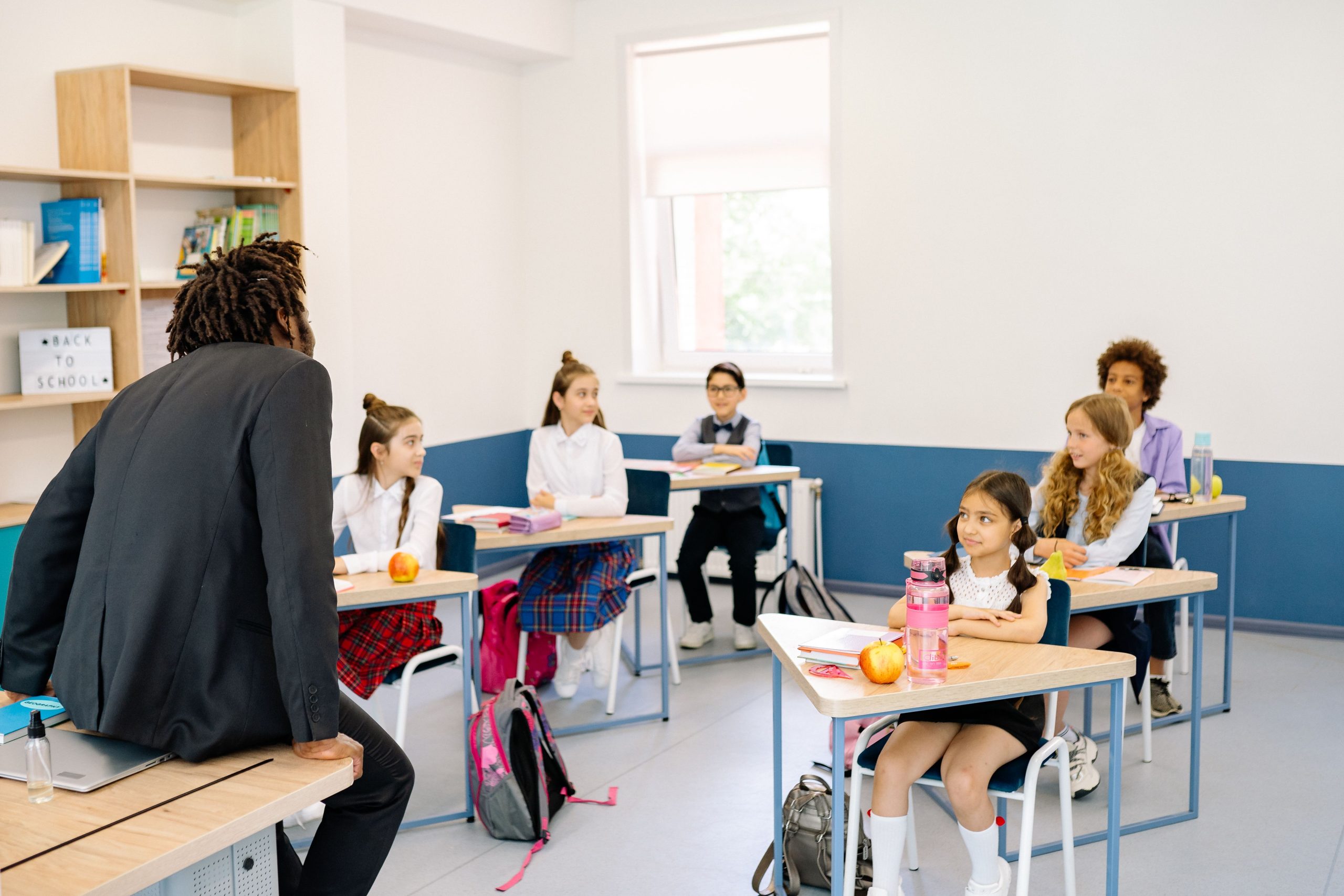 Enseignants et étudiants dans une salle de classe inclusive