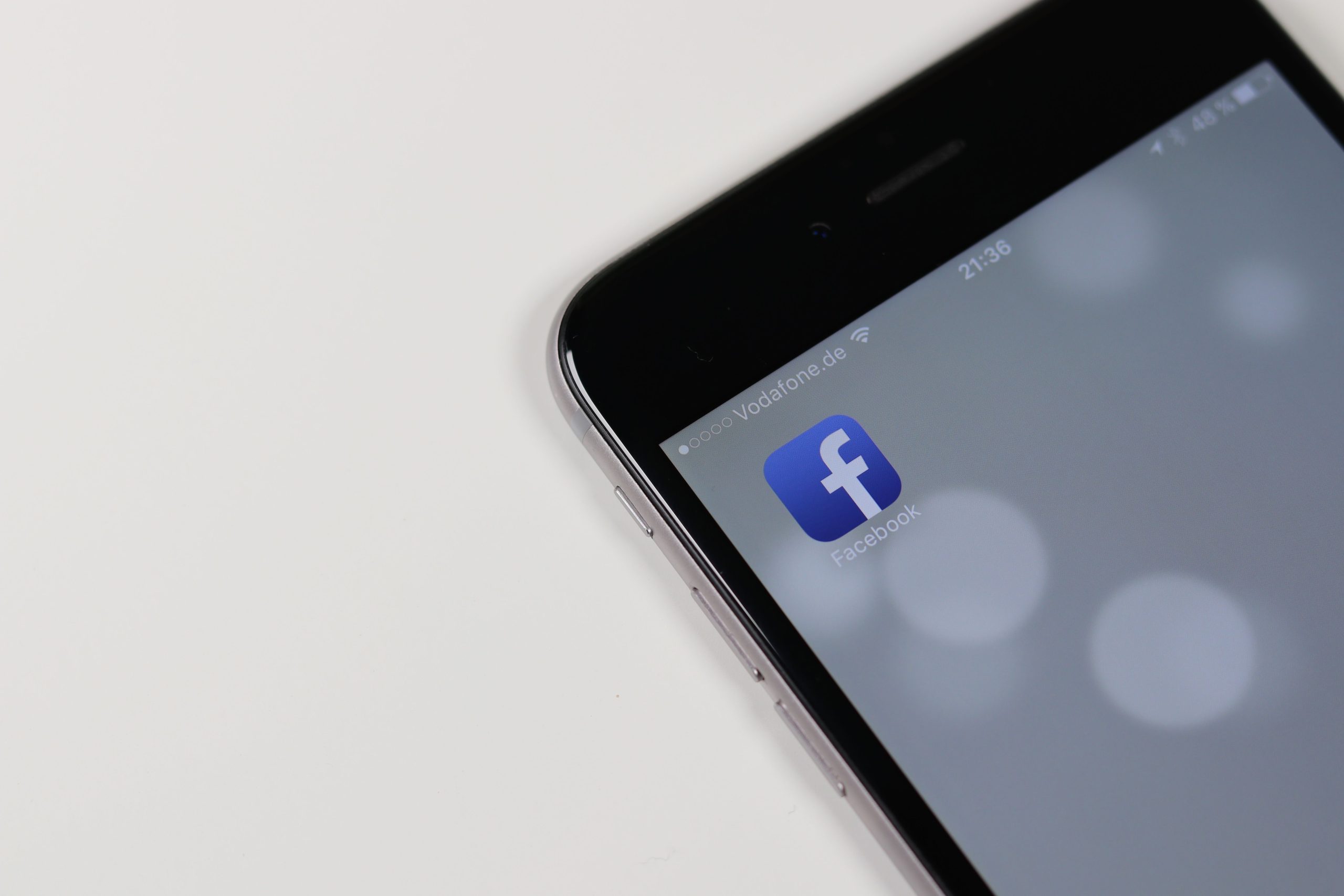 iPhone affichant l'application Facebook avec arrière-plan flou