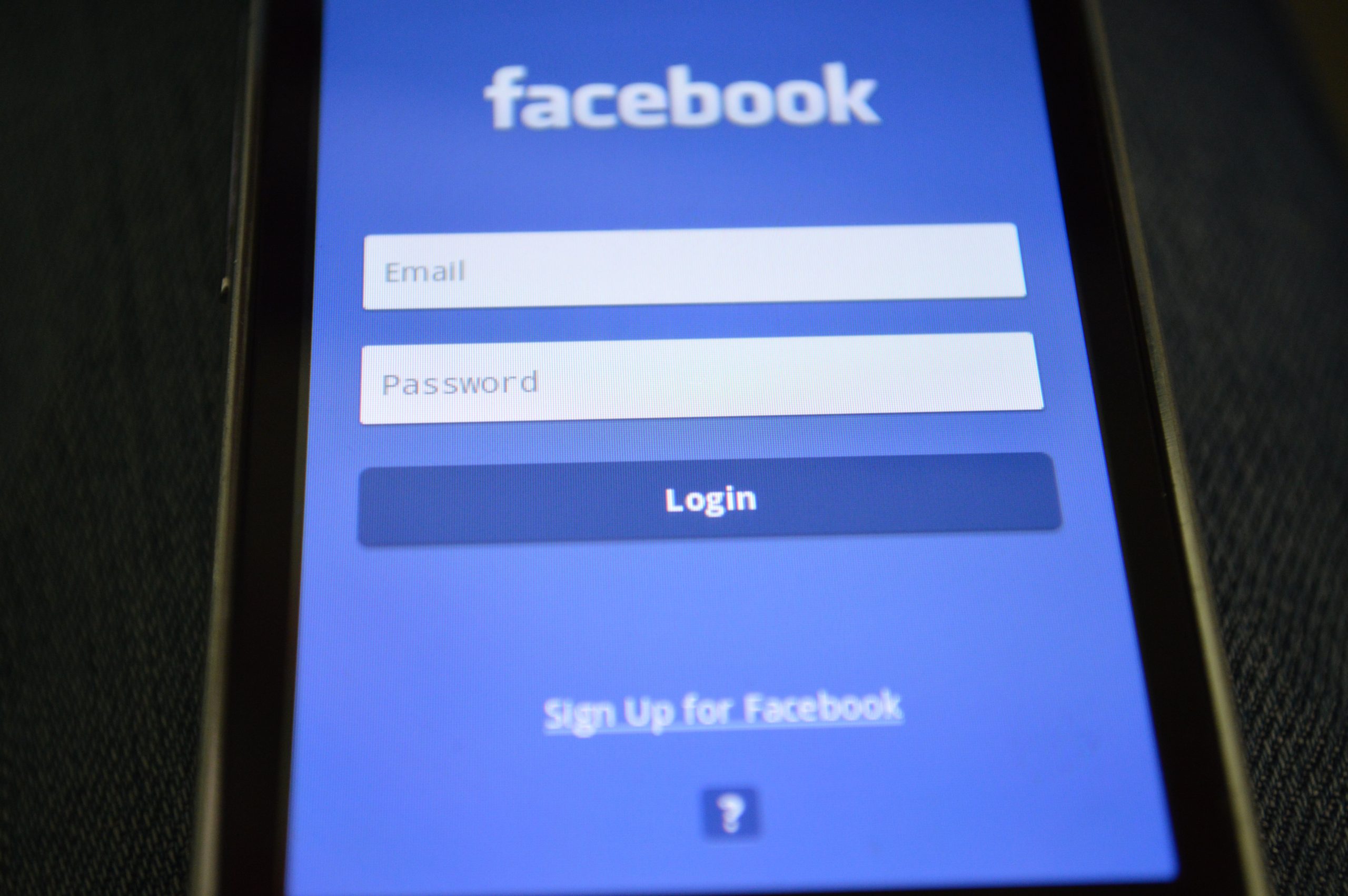 Écran de smartphone affichant l'interface de connexion Facebook