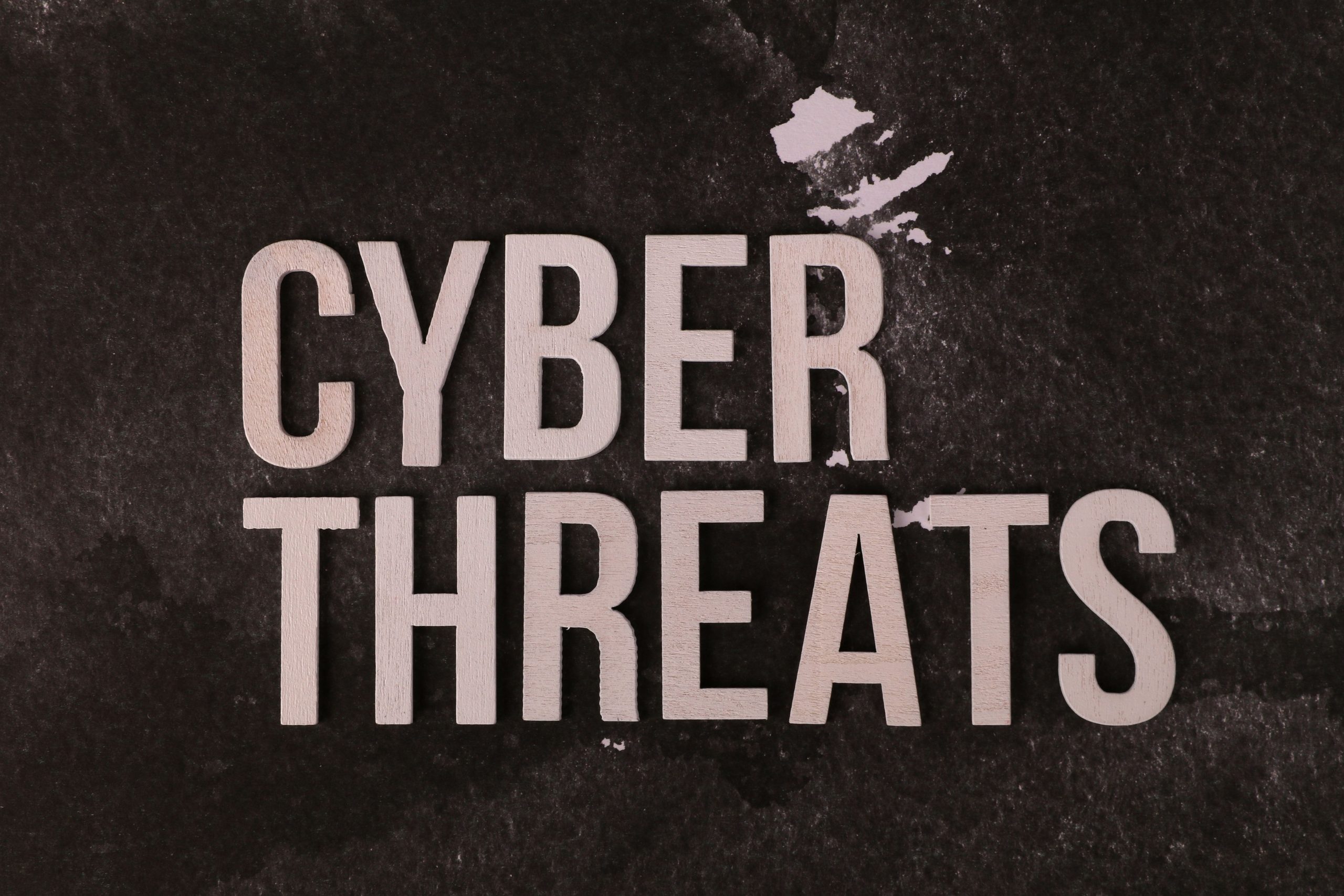 Menaces cyber écrites sur fond sombre