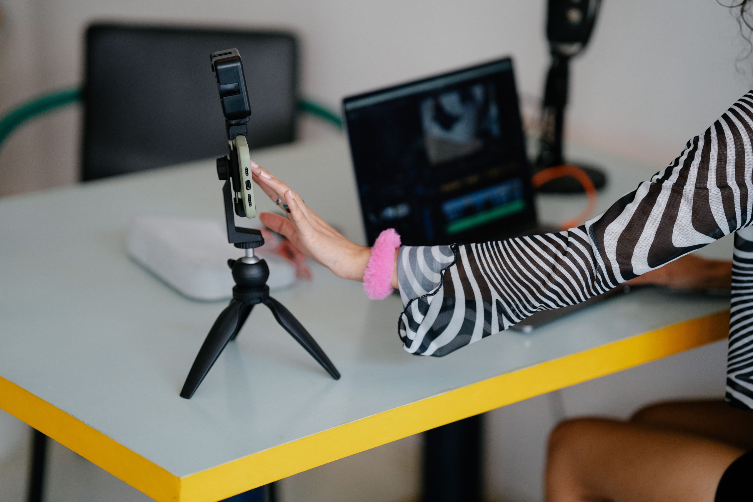 Femme ajustant smartphone sur trépied montage