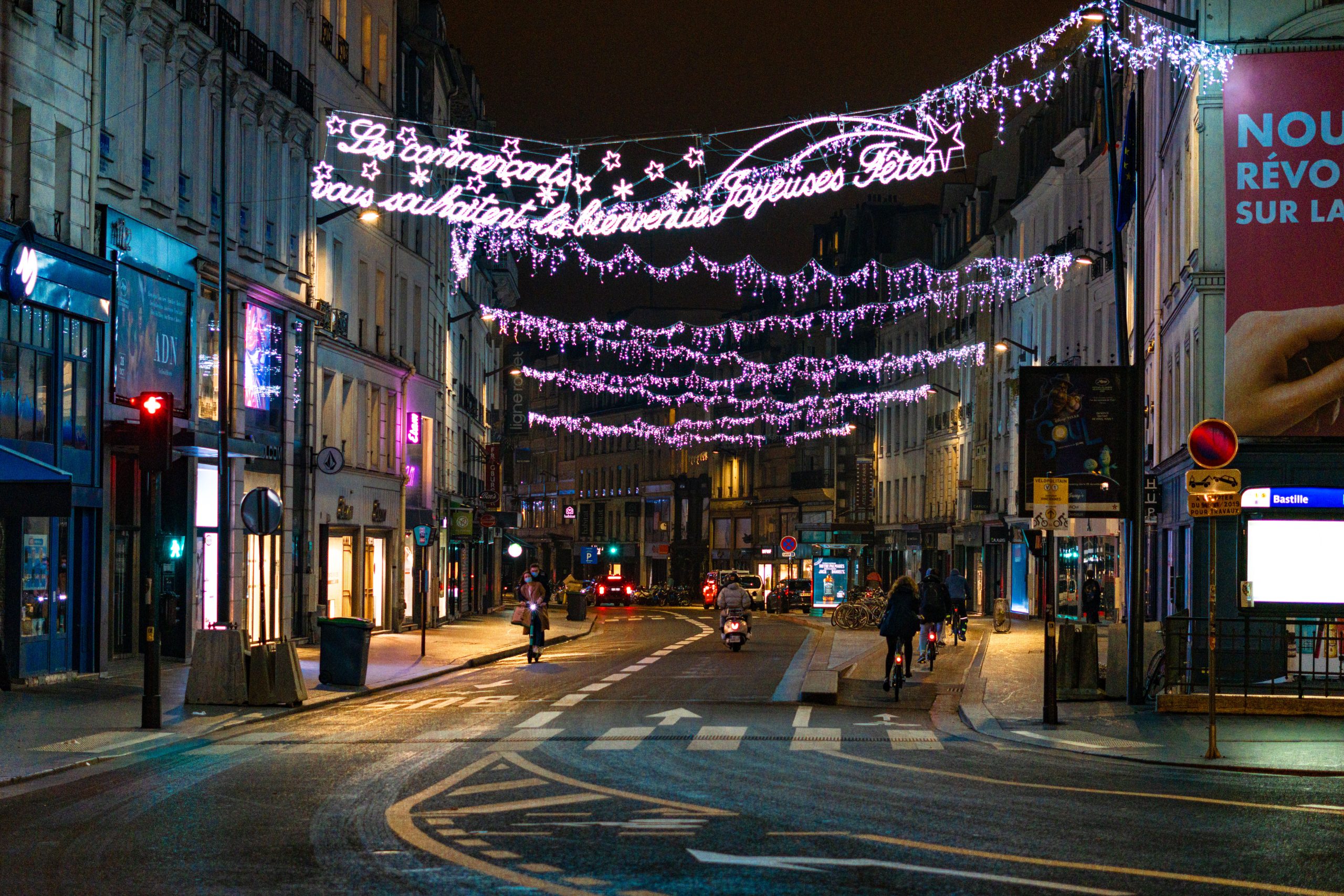 Rue parisienne illuminée décorée festive nuit