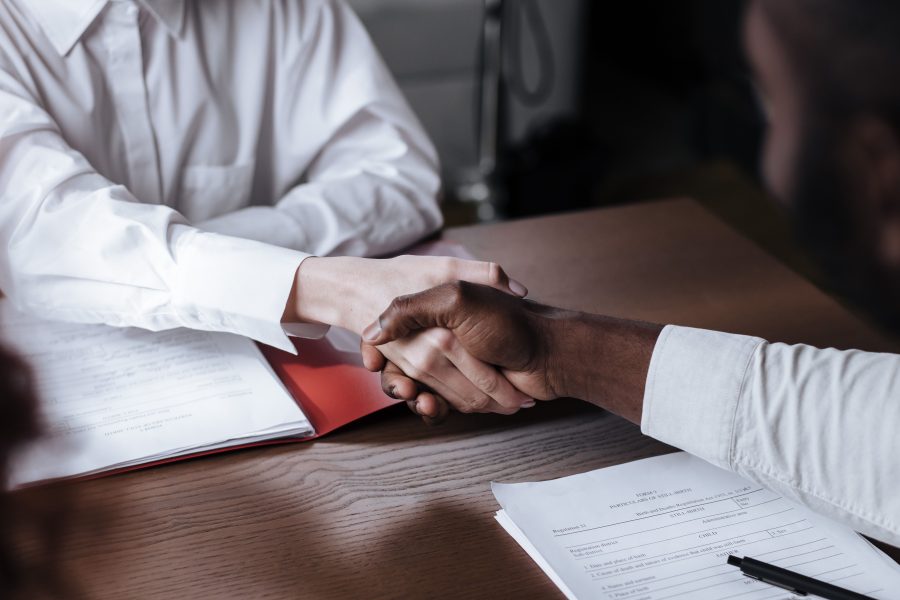 Poignée de main diverse sur documents professionnels