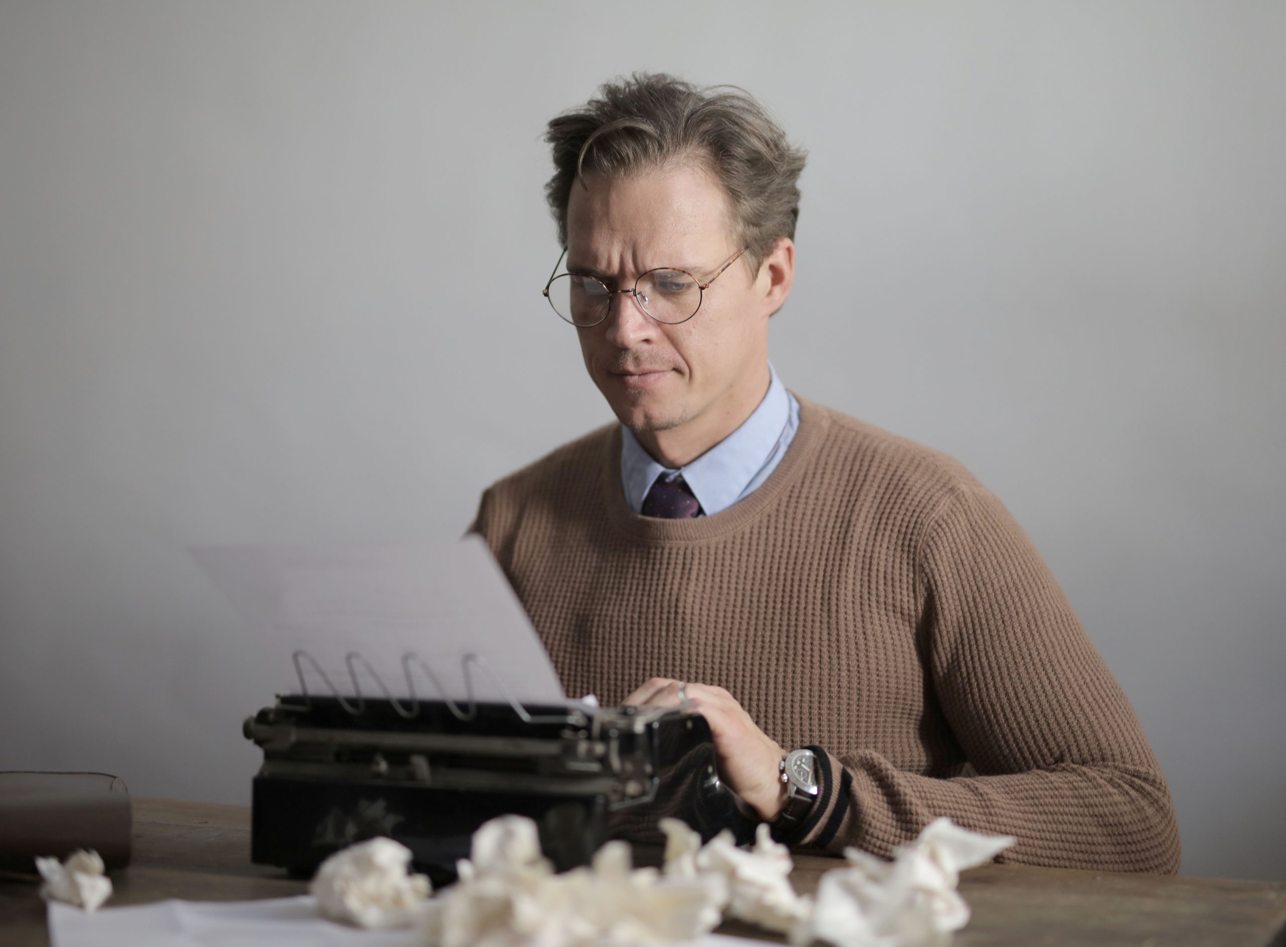 Écrivain concentré tapant sur machine à écrire
