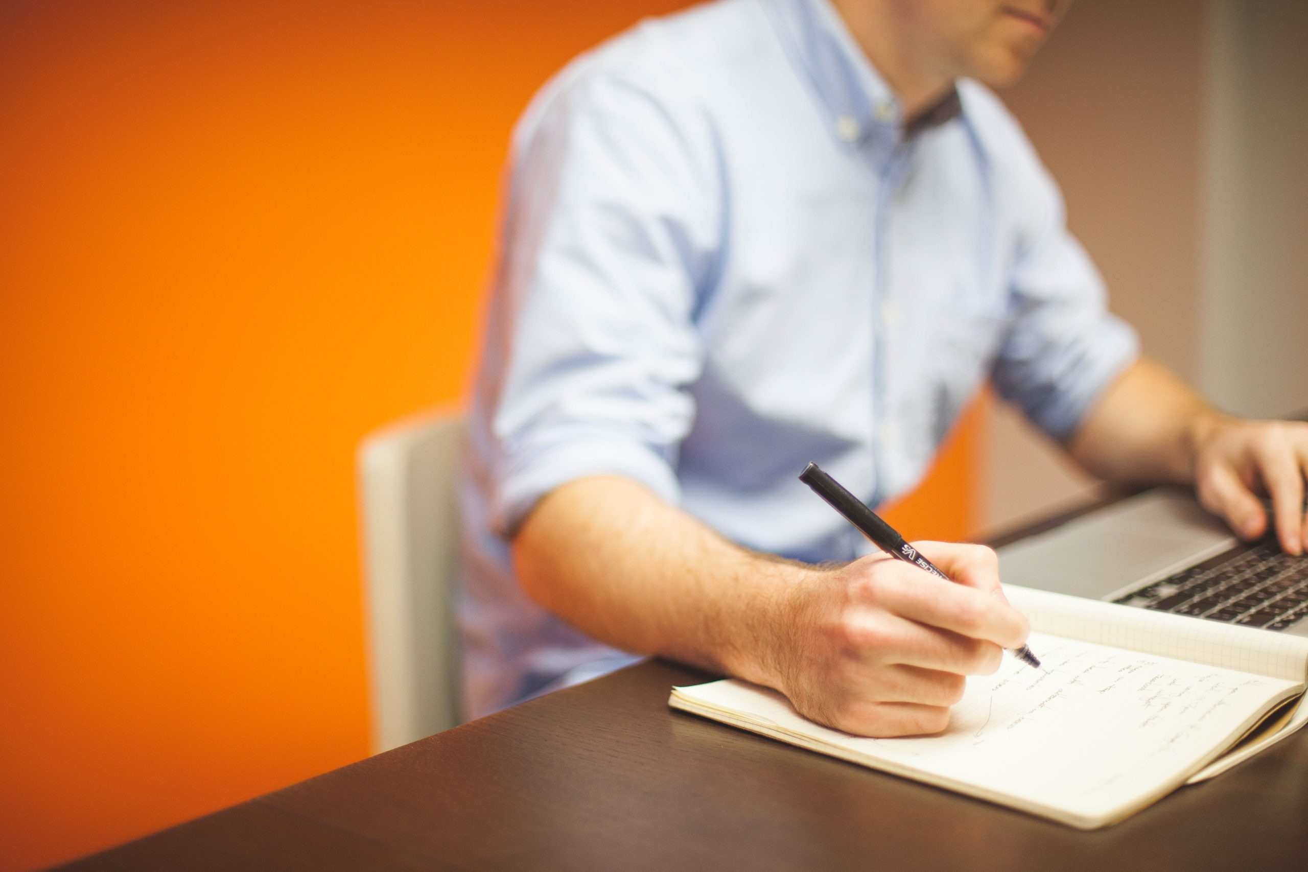 Homme écrivant dans un bureau moderne