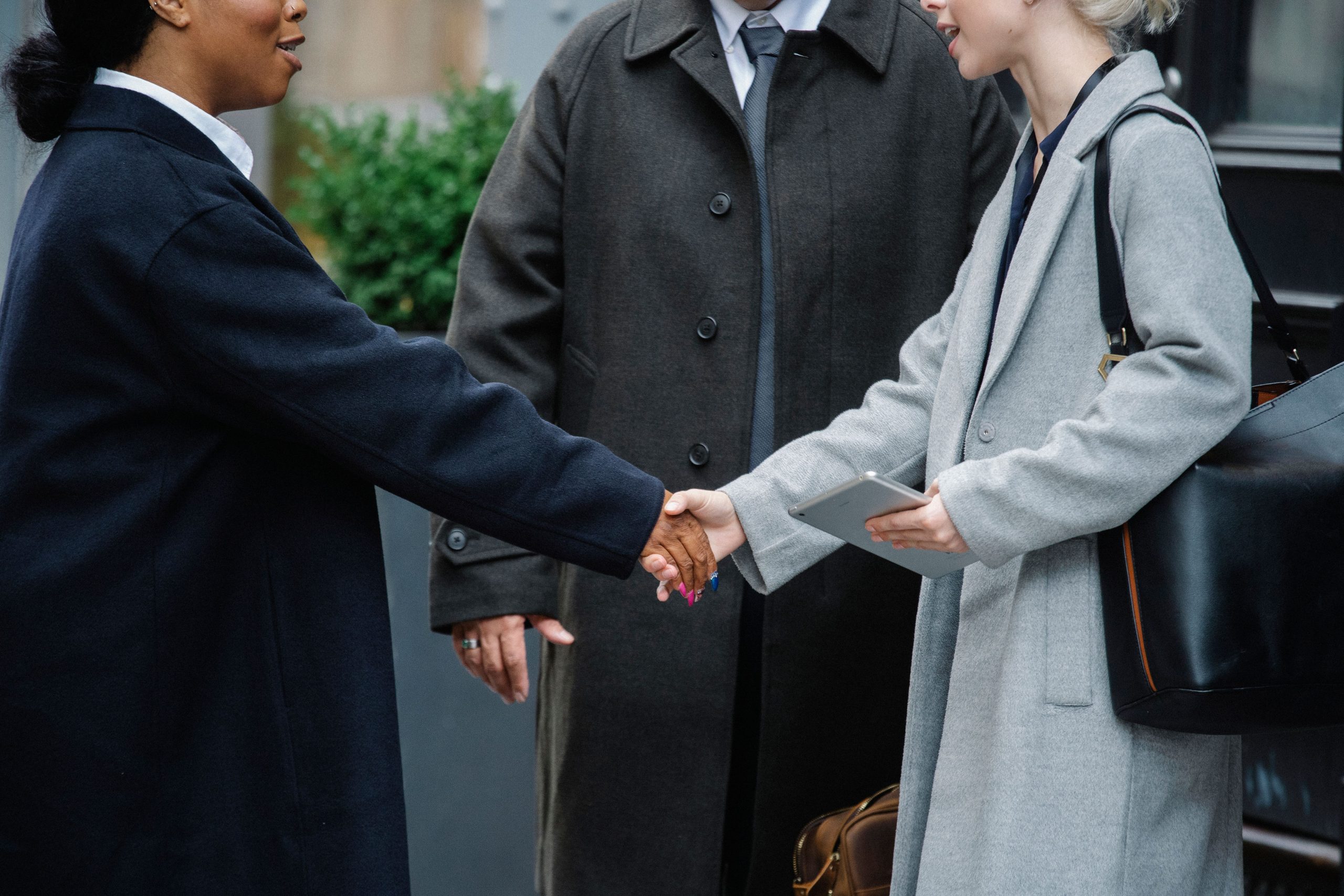 Femmes d'affaires échangent une poignée de main