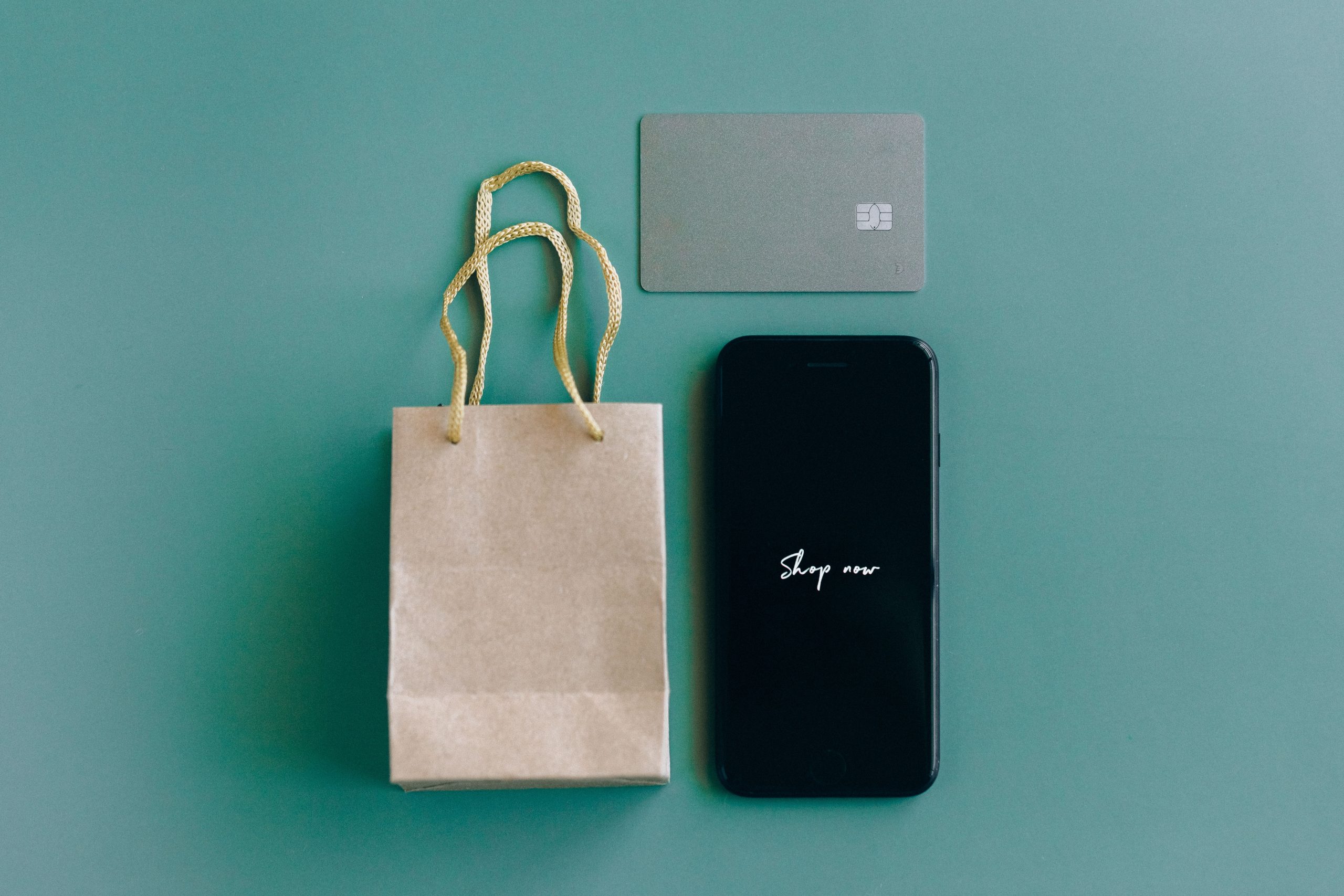 Vue de dessus smartphone shop now avec carte bancaire