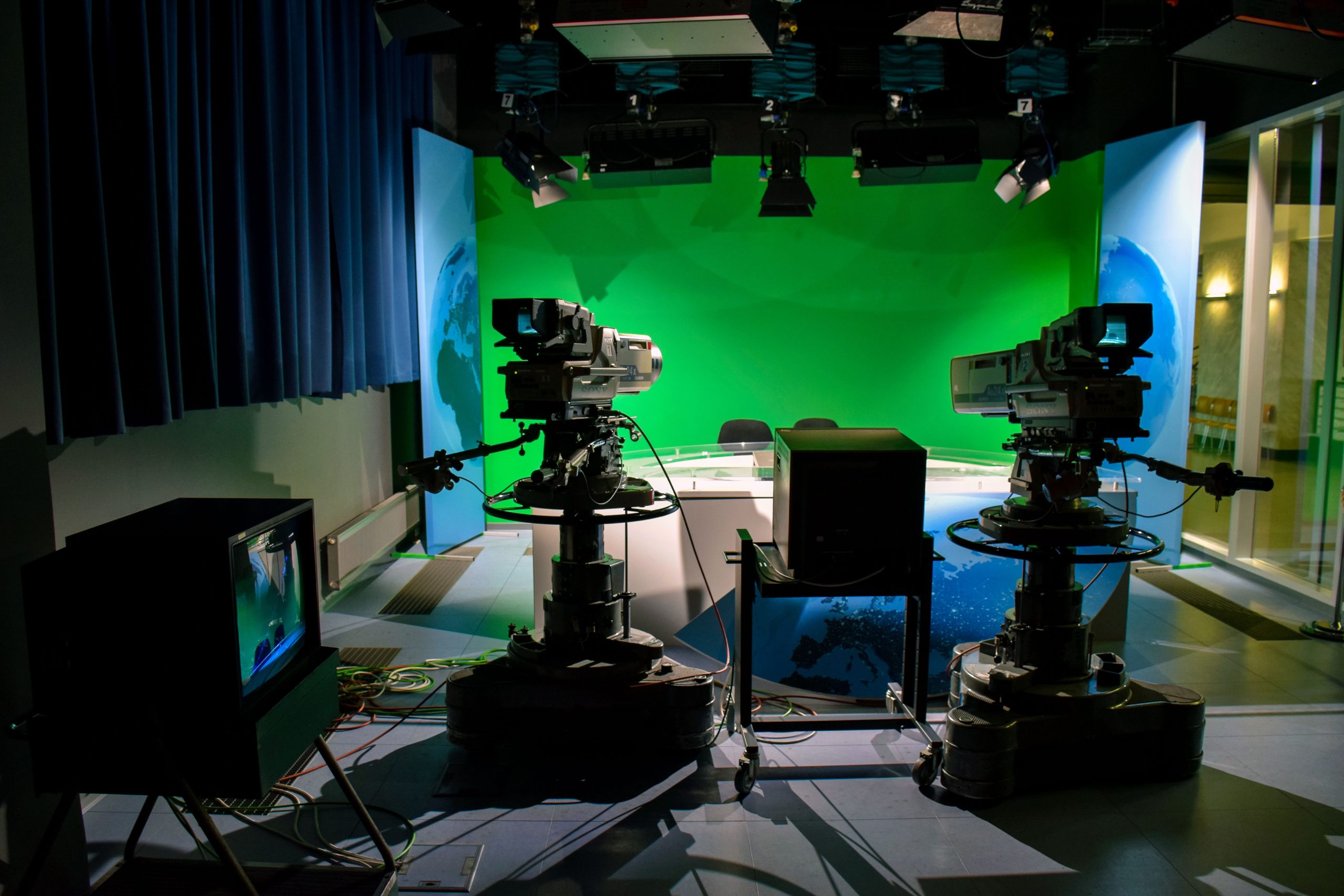 Studio de production TV avec caméras et écran vert