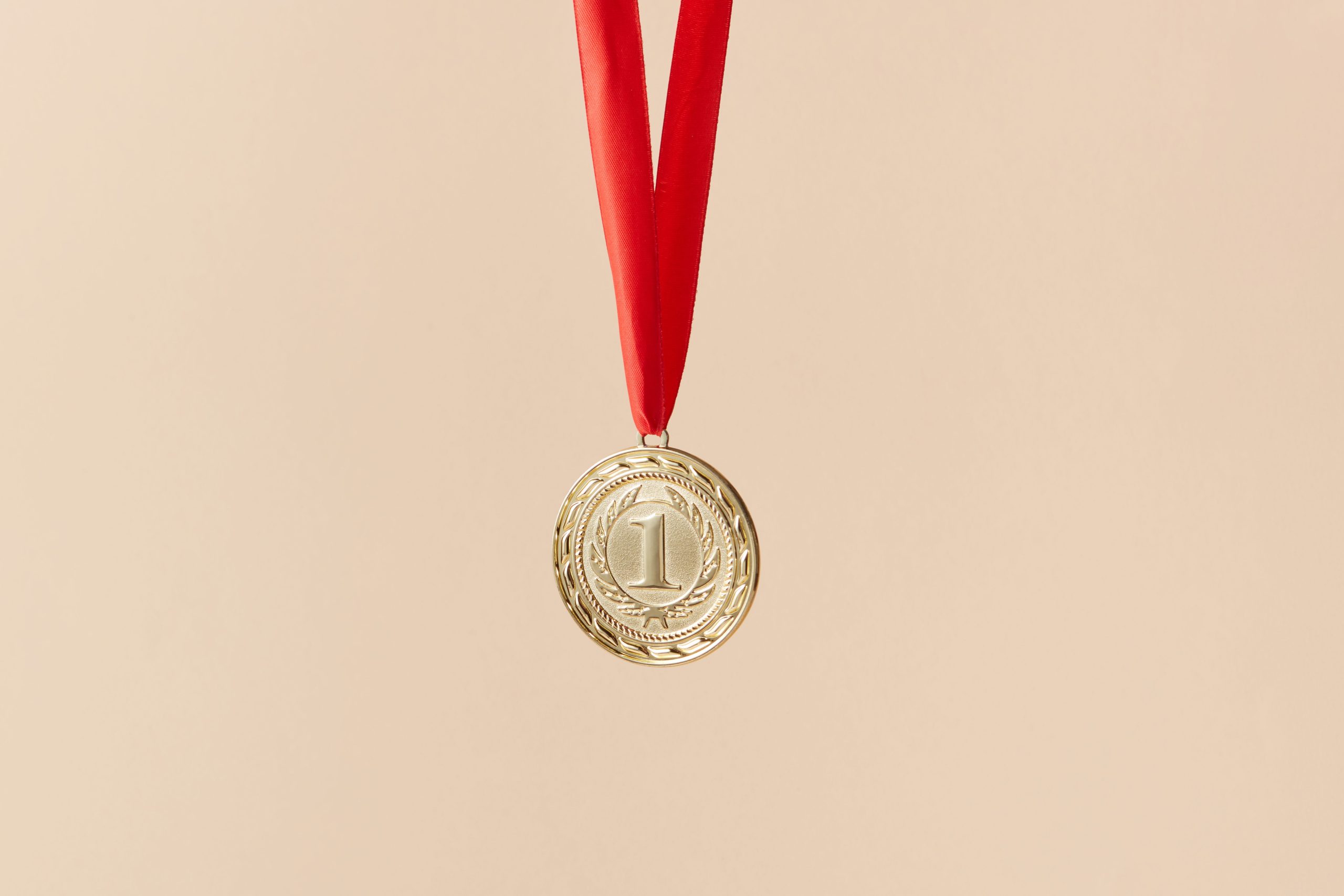 Médaille dorée avec ruban rouge symbolisant succès