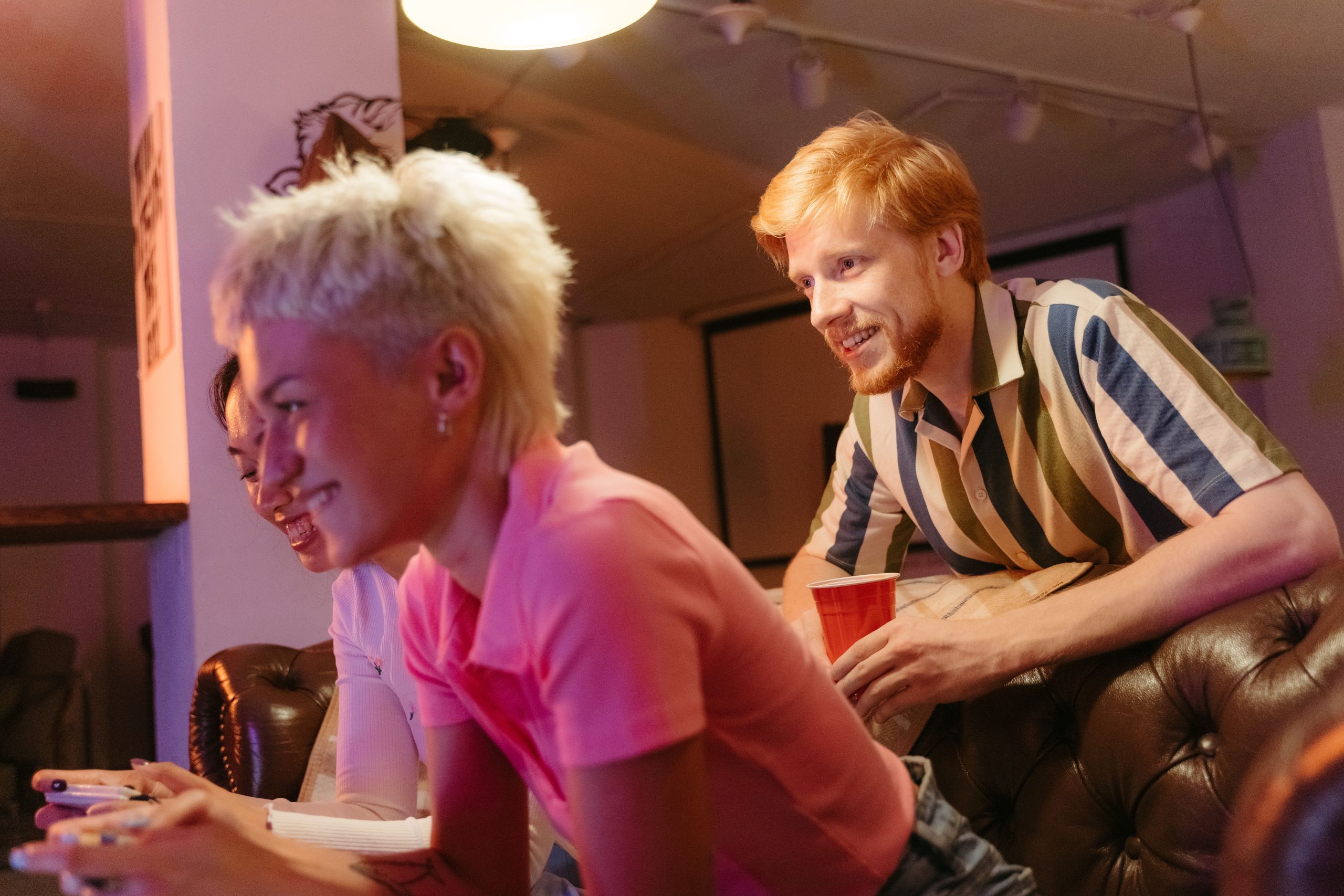 Trois amis jouant ensemble en souriant