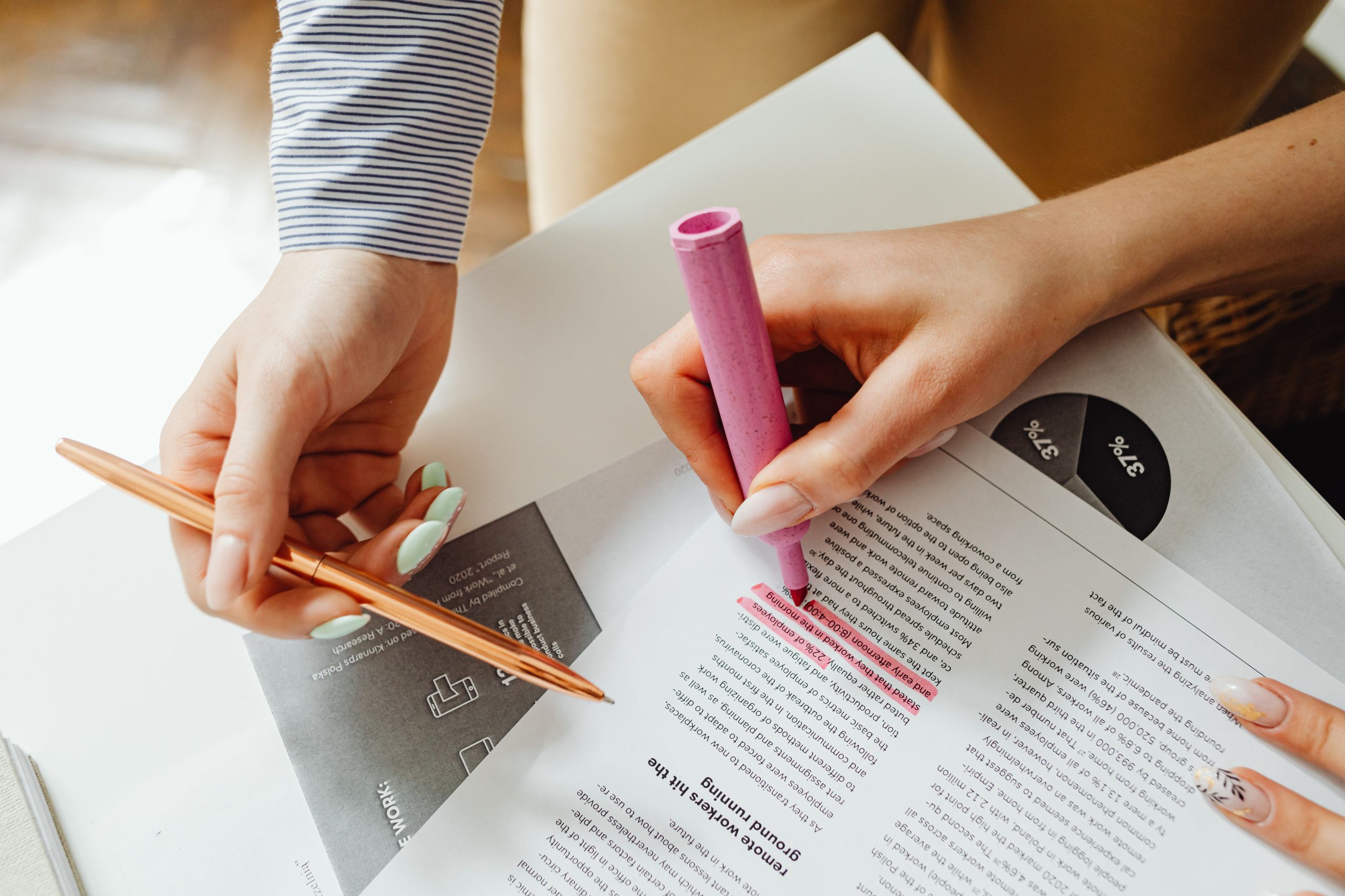 Mains surlignant et annotant un document professionnel