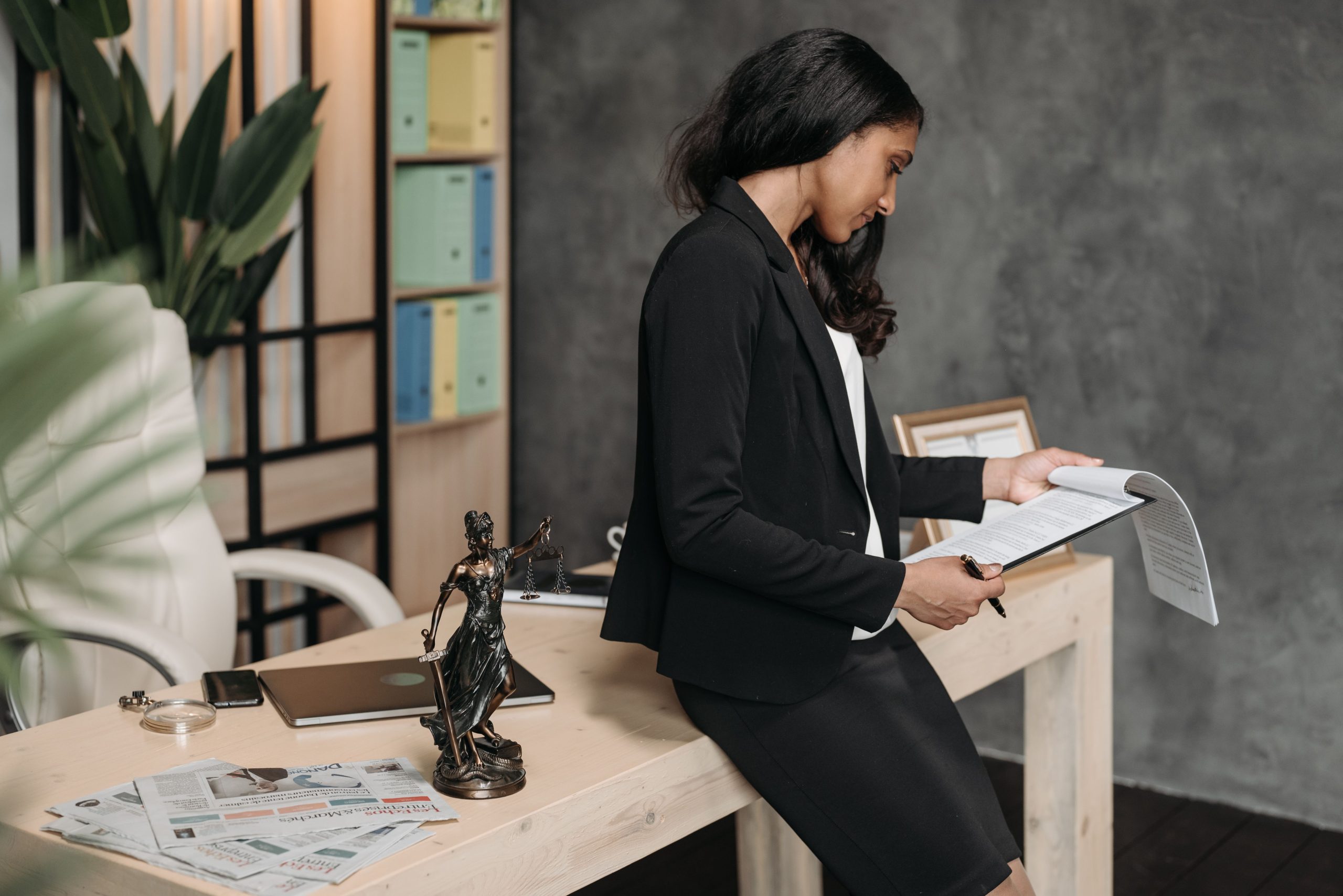 Femme avocat examinant documents legaux au bureau