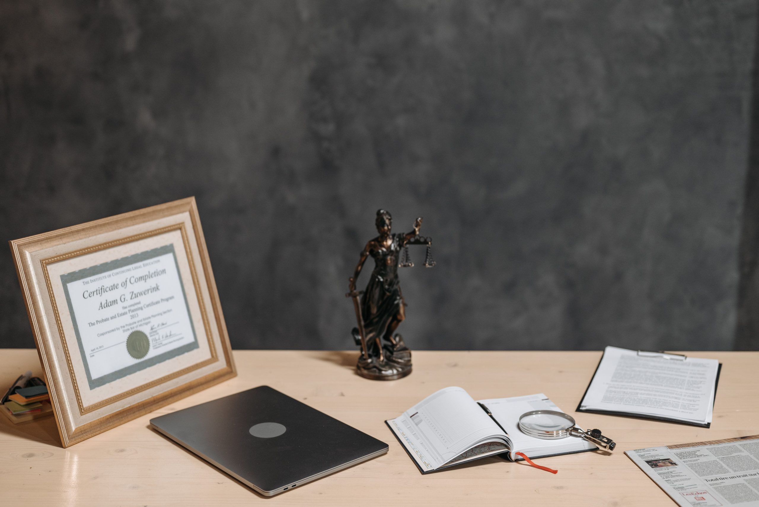 Bureau avocat avec statue justice et documents