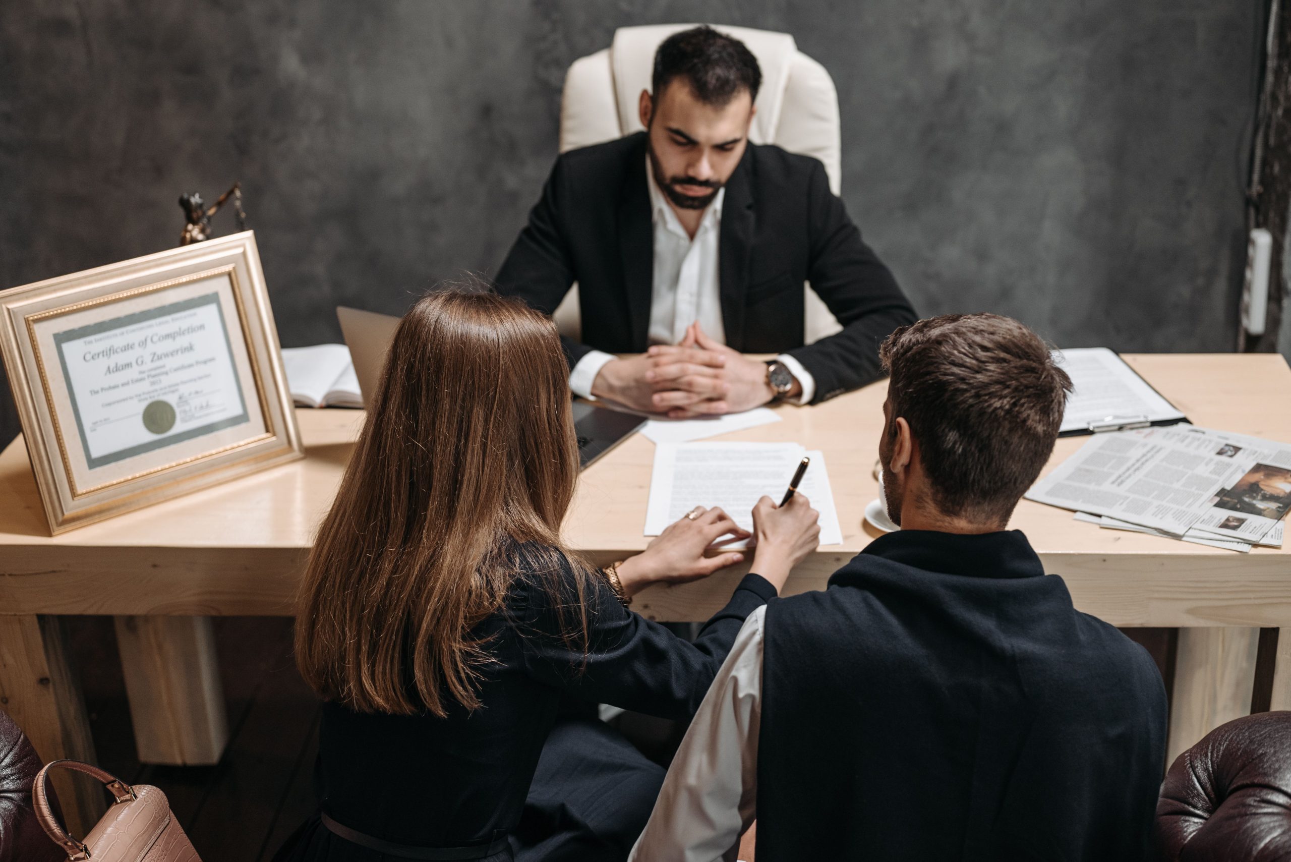 Avocat discutant documents legaux avec clients