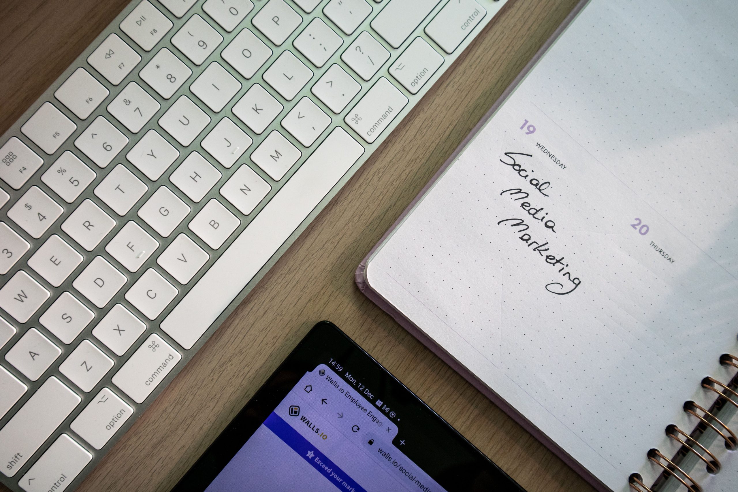 Clavier, agenda et tablette pour les réseaux sociaux