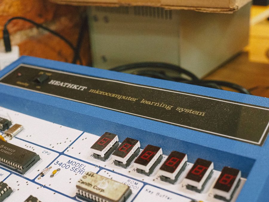 Microordinateur retro avec circuits et interrupteurs