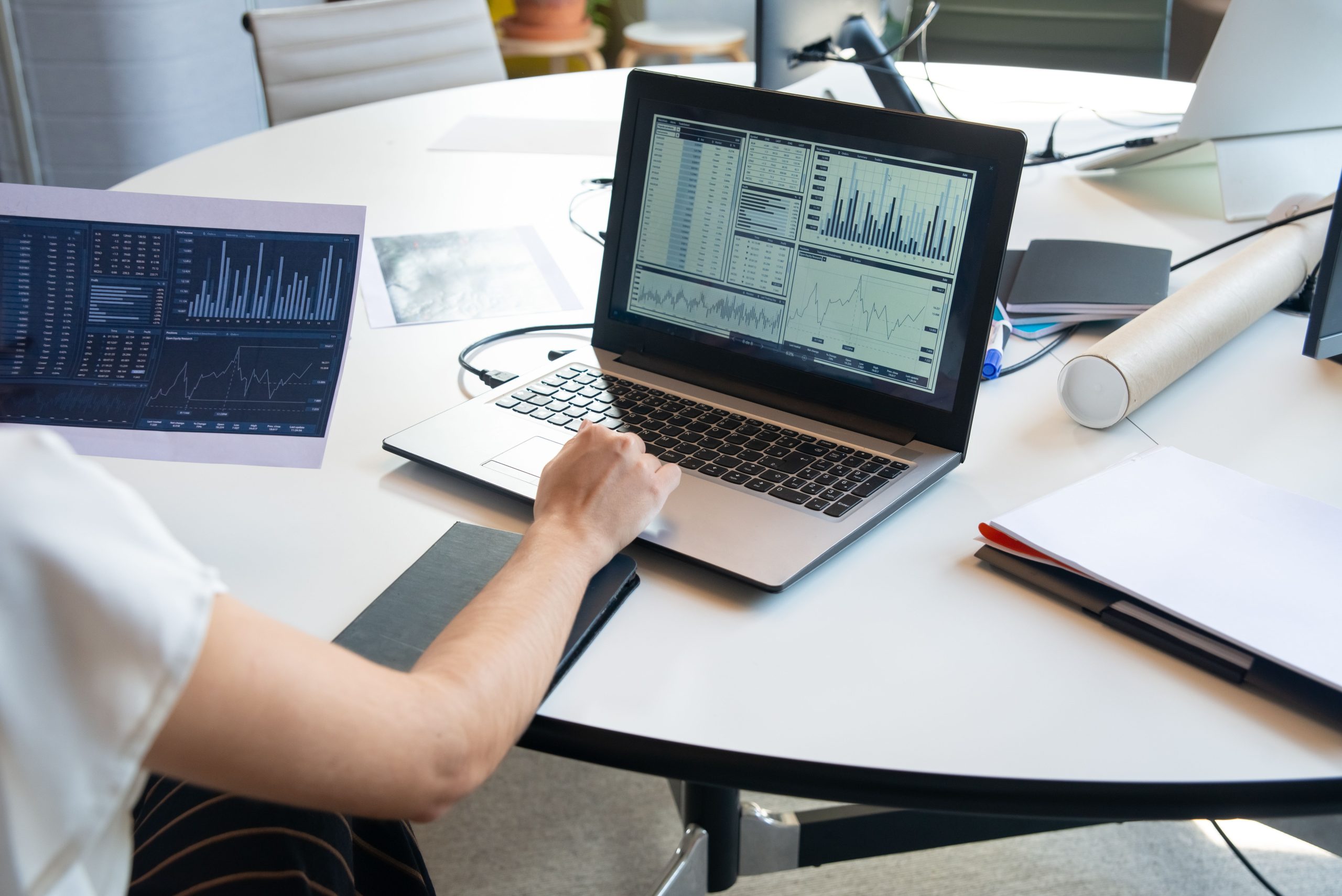 Homme affaires évalue graphiques financiers bureau moderne