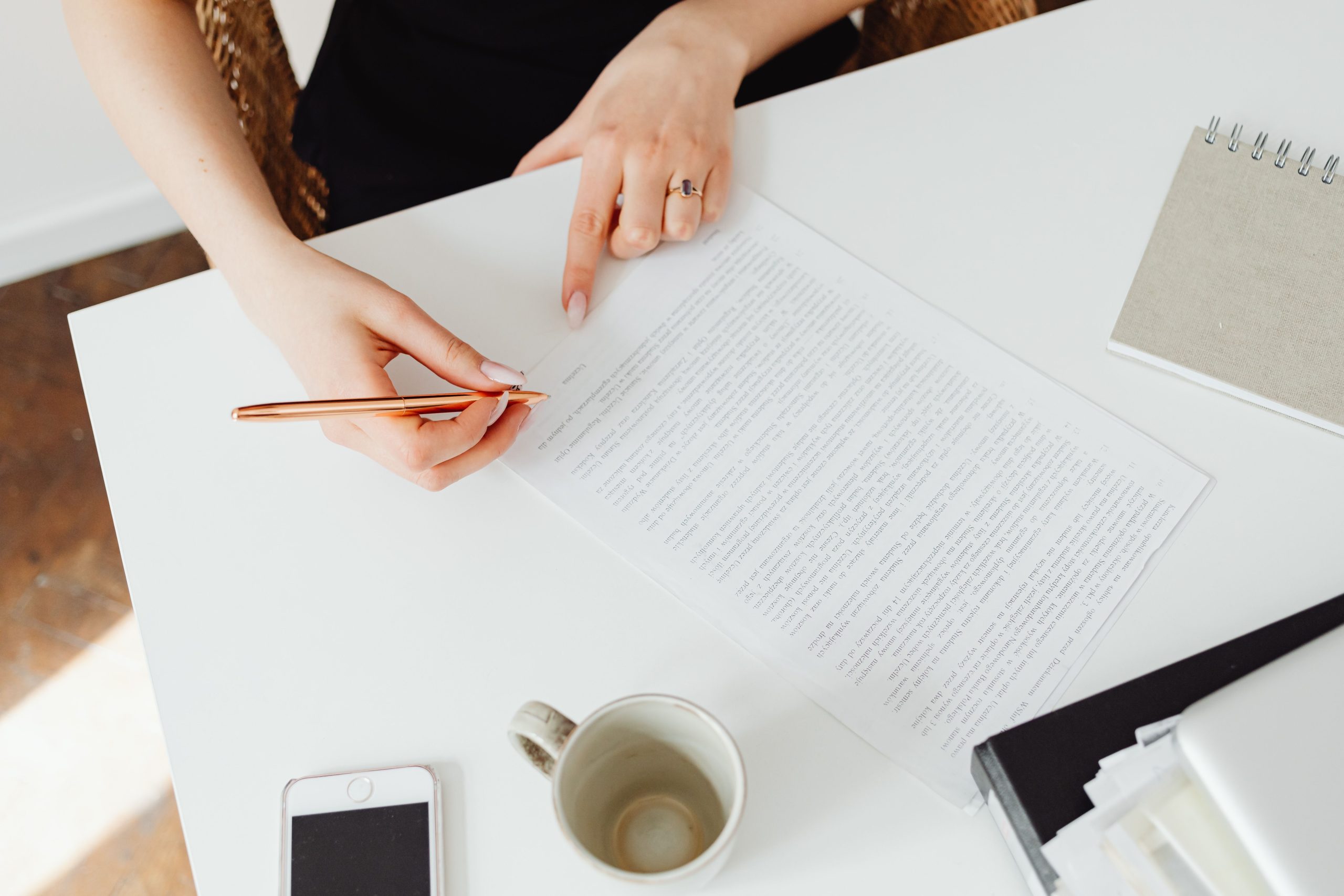 Femme vérifiant un document au bureau blanc