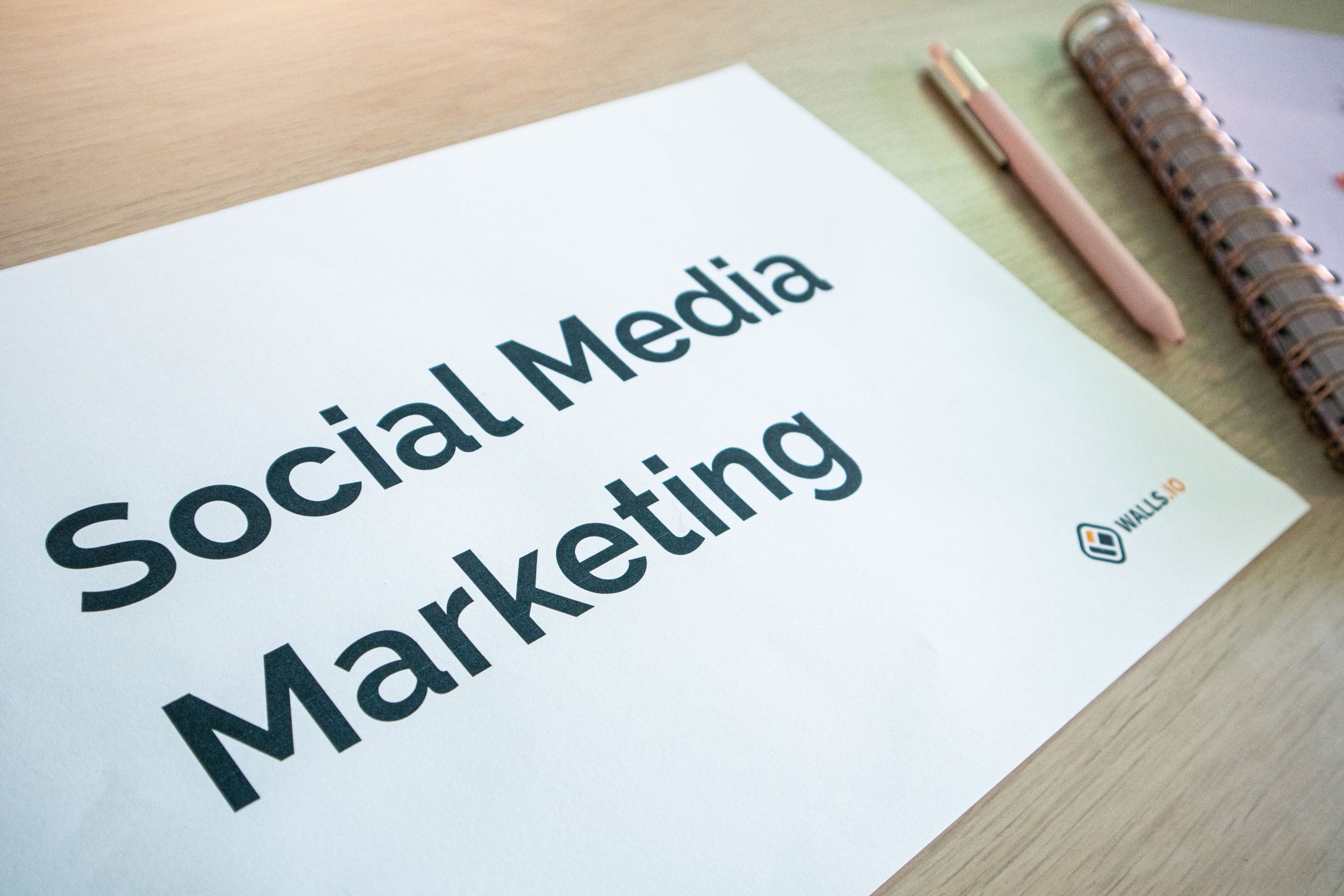 Document marketing social media sur un bureau