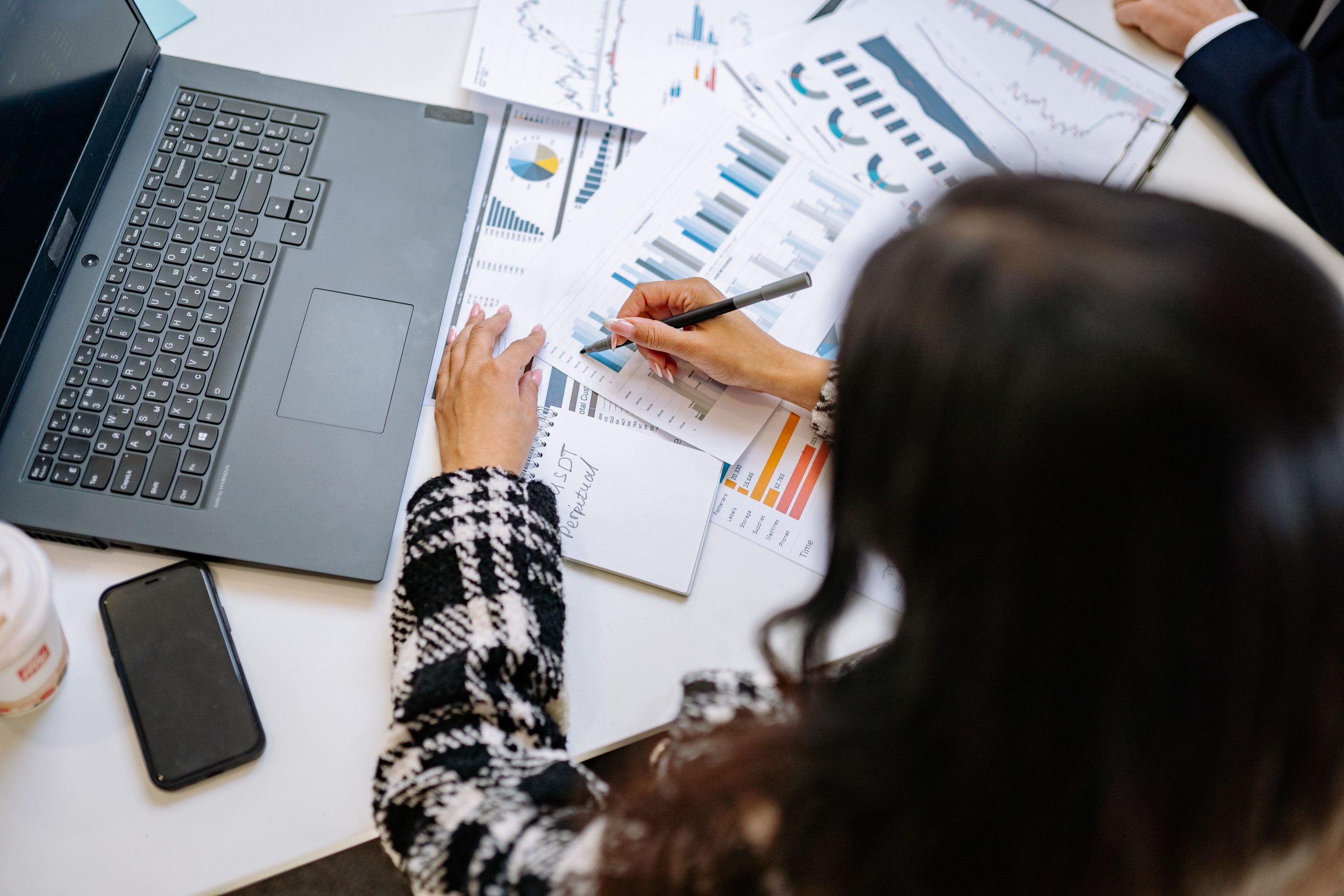 Professionnelle examine graphiques données laptop smartphone
