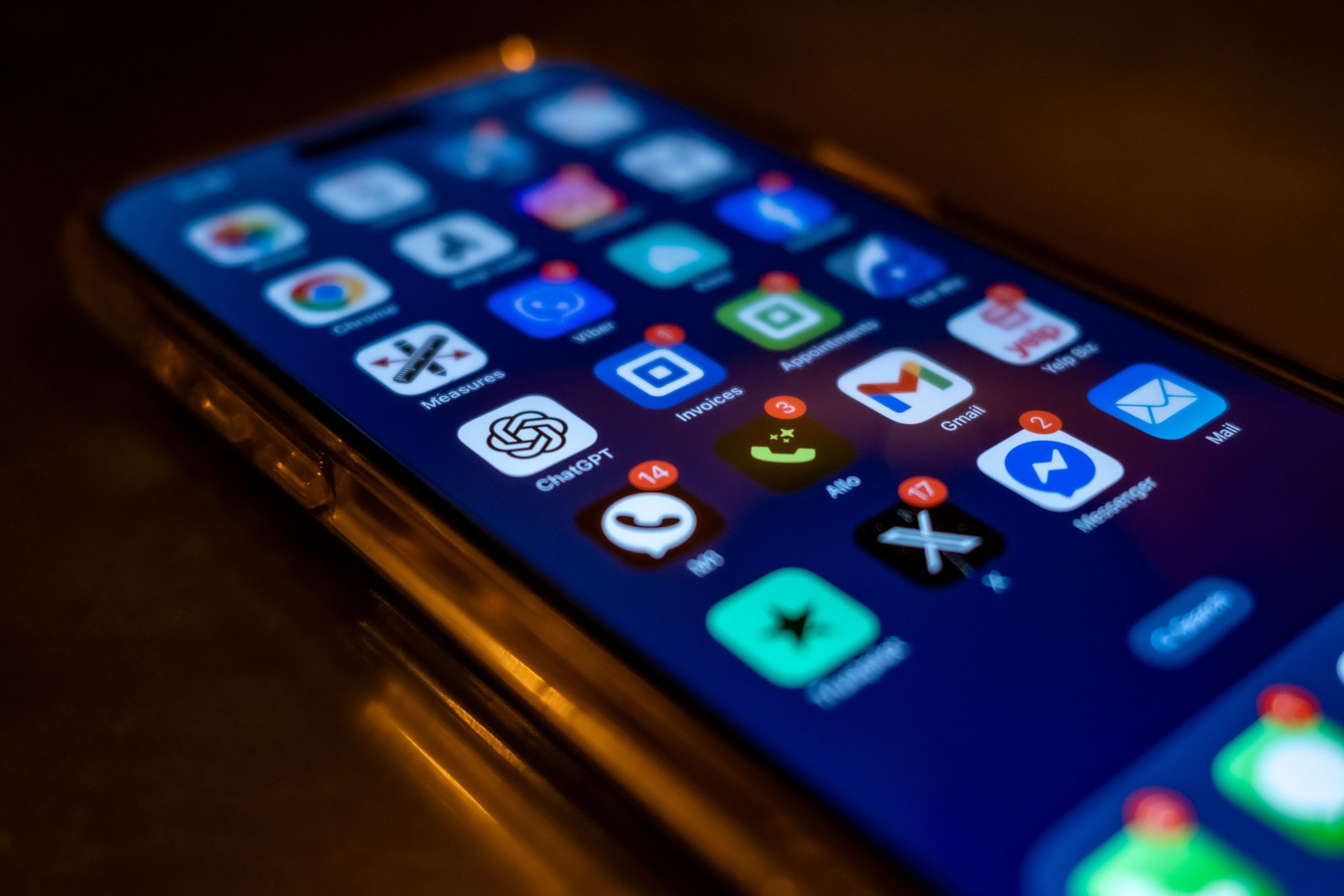 Écran téléphone icônes applications badges notifications sombre
