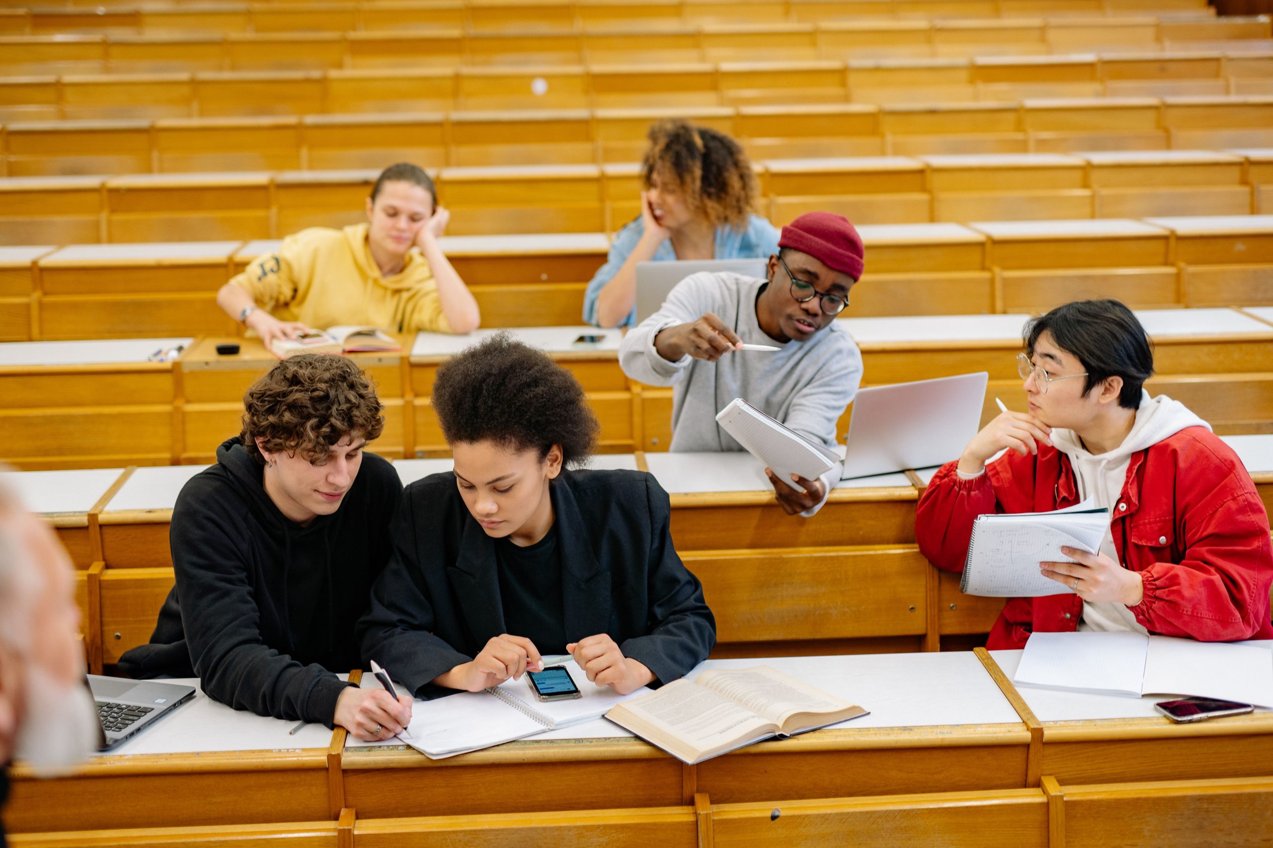 Etudiants diversifies collaborant en classe