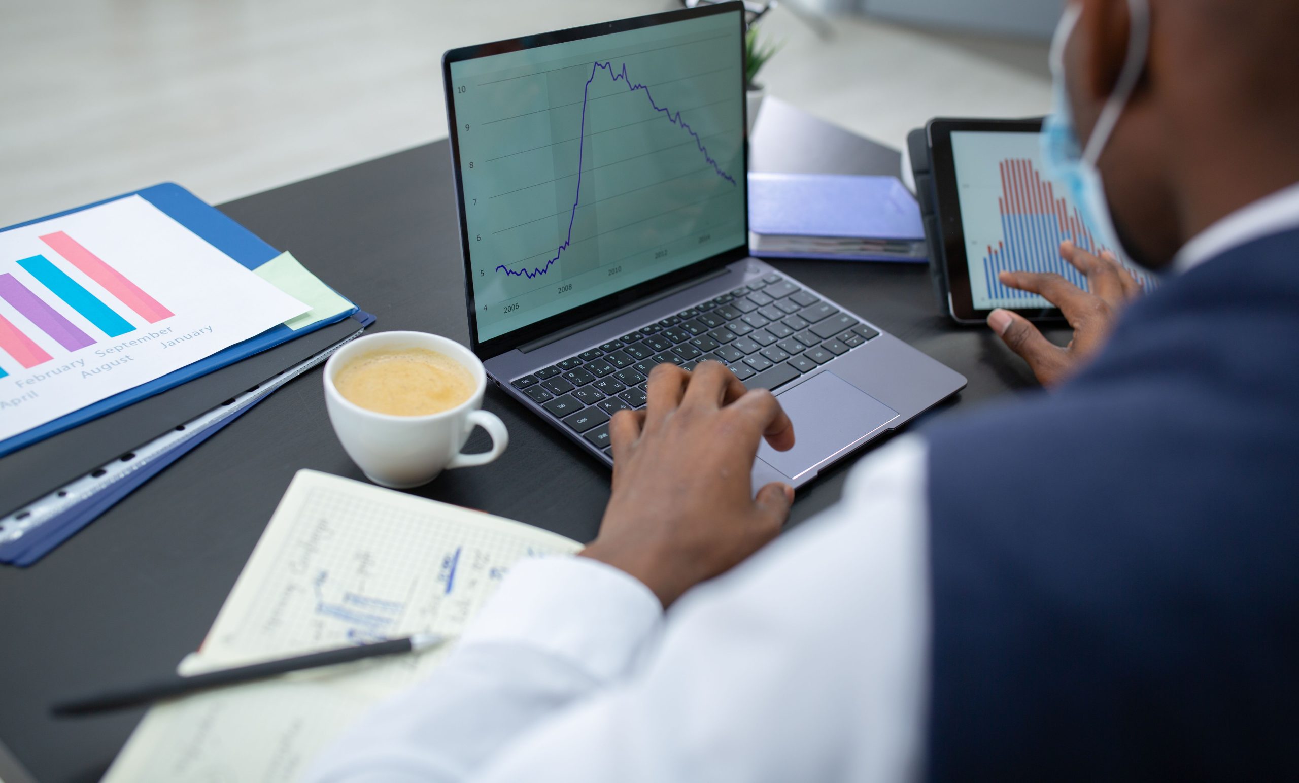 Professionnel analyse donnees financieres tablette ordinateur