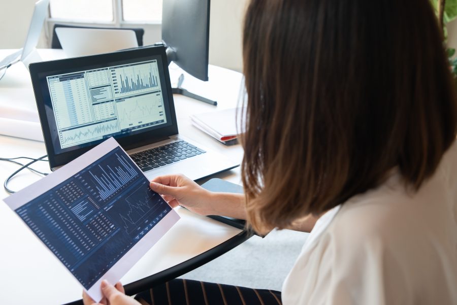 Femme professionnelle analyse graphiques financiers ordinateur