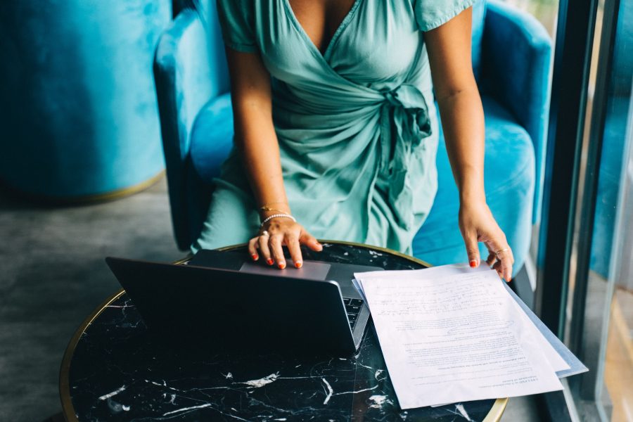 Femme travaillant sur un ordinateur portable avec des documents