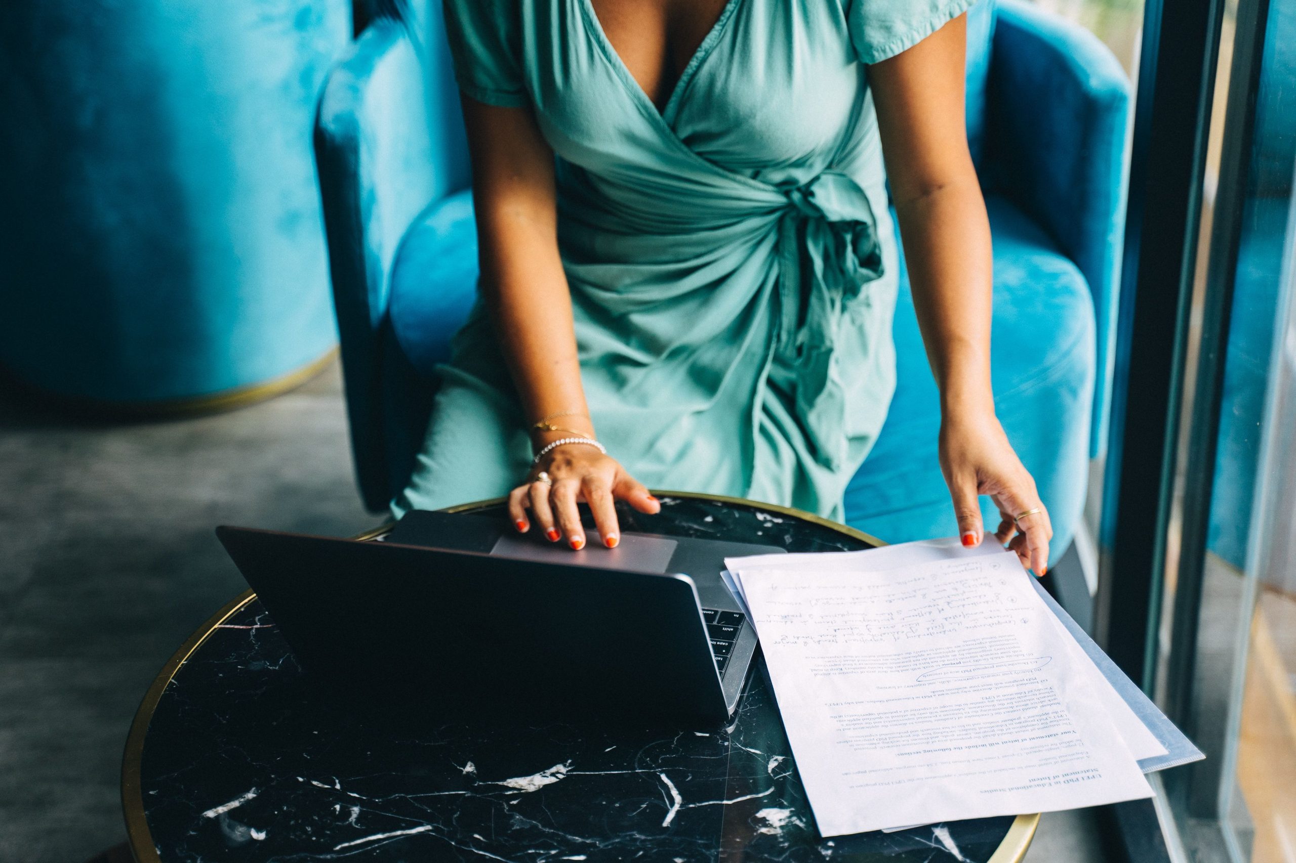 Femme travaillant sur un ordinateur portable avec des documents