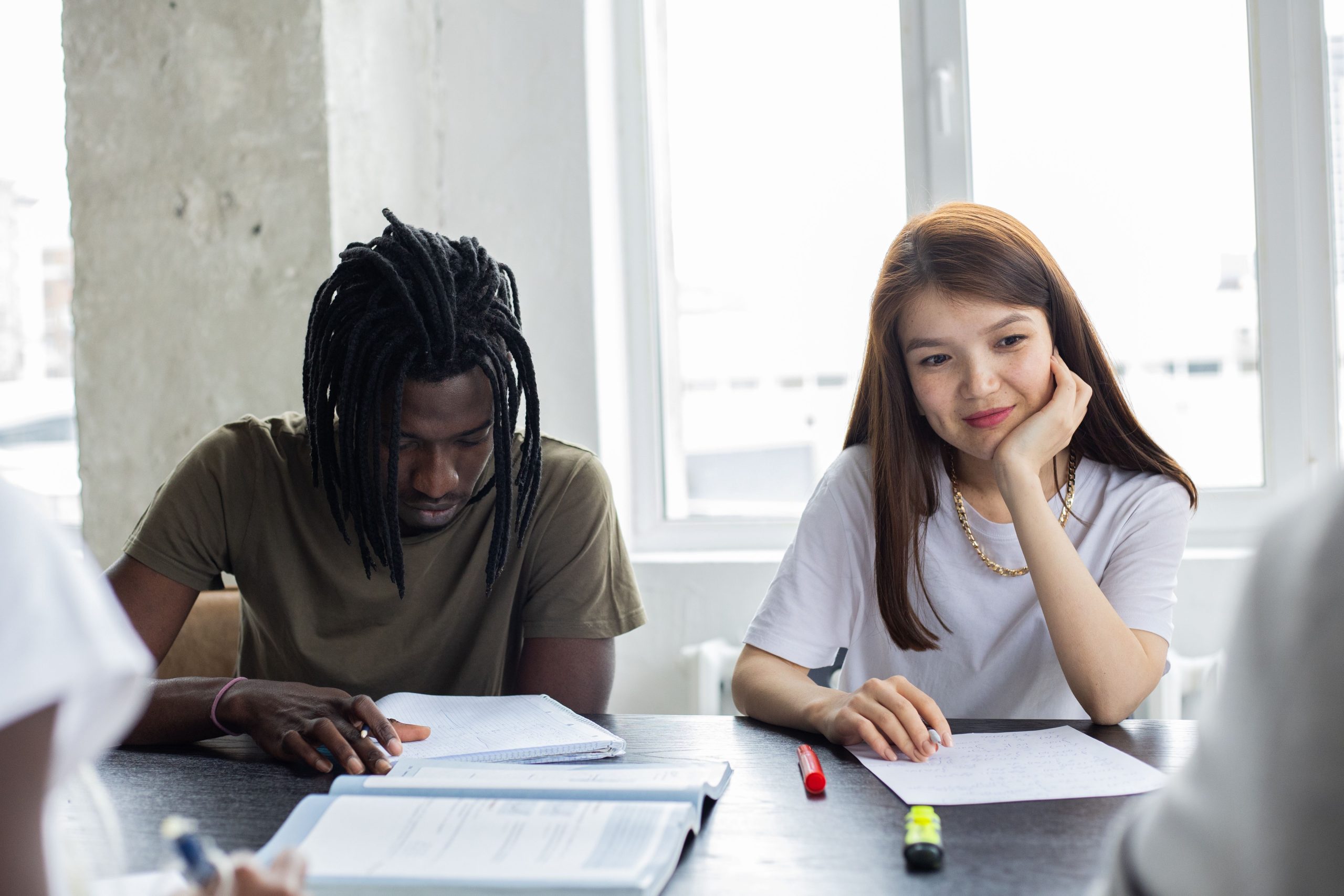 Groupe multiethhnique d'etudiants travaillant ensemble