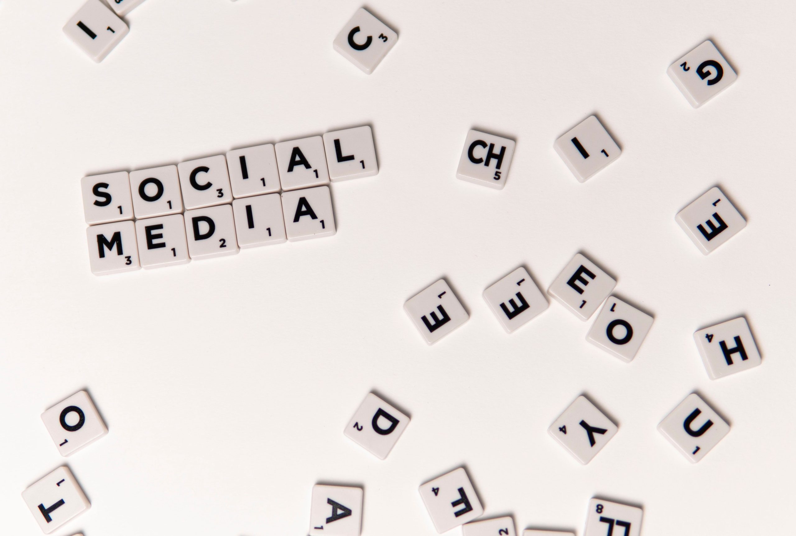 Lettres Scrabble formant Social Media blanc