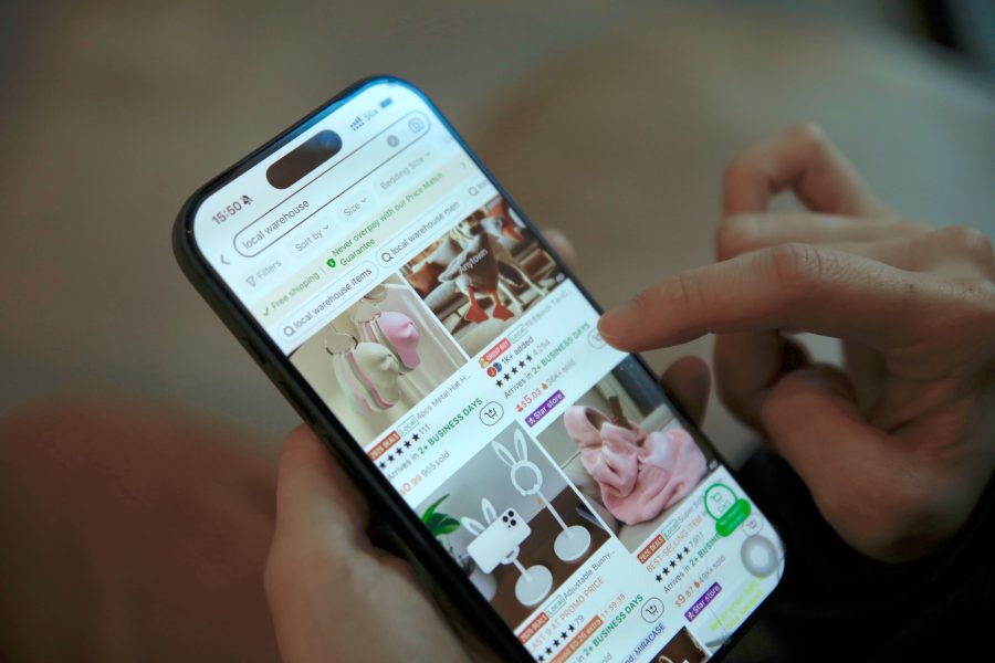 Personne parcourant application shopping sur smartphone
