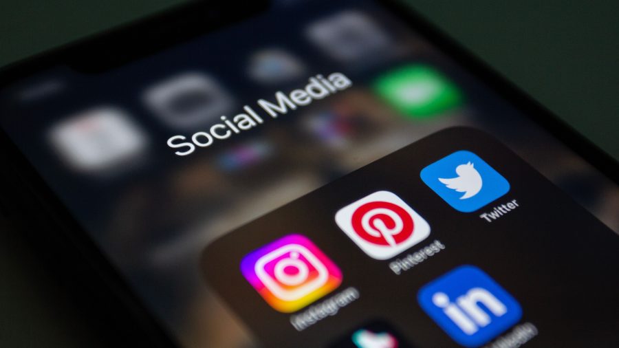 Écran smartphone affichant applications Instagram et Twitter