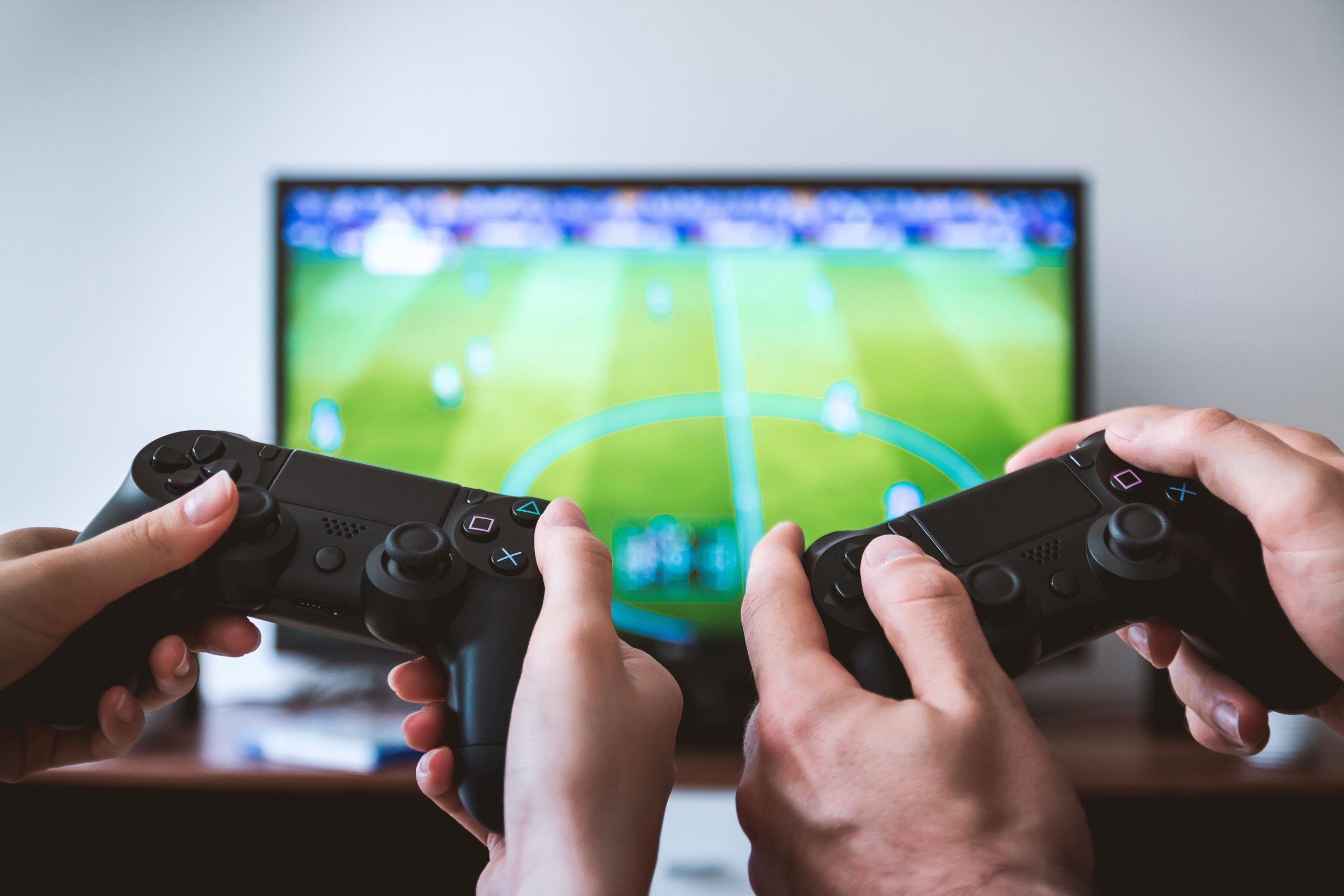Mains tenant des manettes de jeu vidéo
